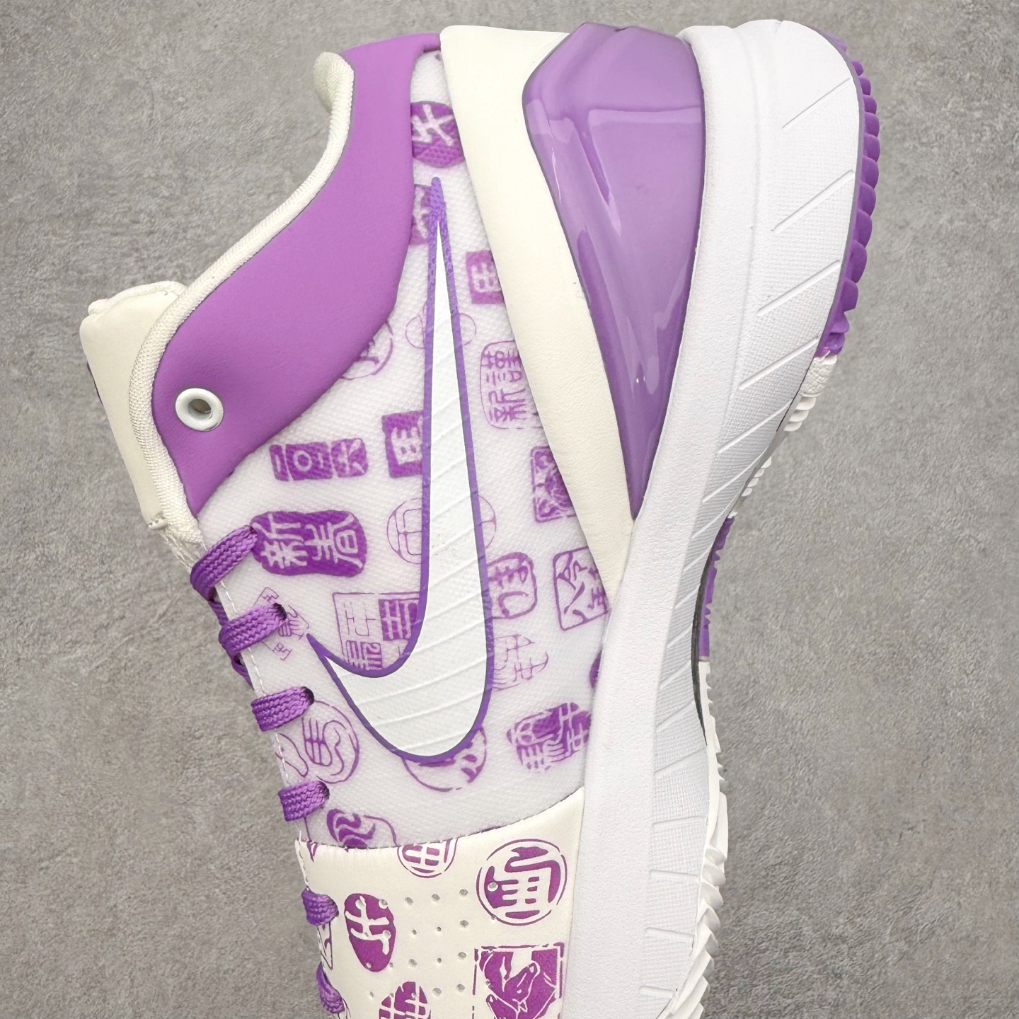 图片[7]-NK Zoom Kobe 4 Protro 科比四代实战篮球鞋 马年定制CYN配色 Eric Avar 这一次在设计中将轻盈发挥到了极致 鞋面采用了更加轻盈、更加强韧的创新的Flywire 2.0技术 球鞋重量更加轻质 重量仅为10.6盎司 内靴设计也使得穿着更加舒适 中底的配置则依日是可靠的zoom气垫和碳板的搭配 外底有个小细节令人十分喜欢 将纹路做成了心电图状 寓意科比对于篮球的喜爱 尺码：40 40.5 41 42 42.5 43 44 44.5 45 46-选品中心