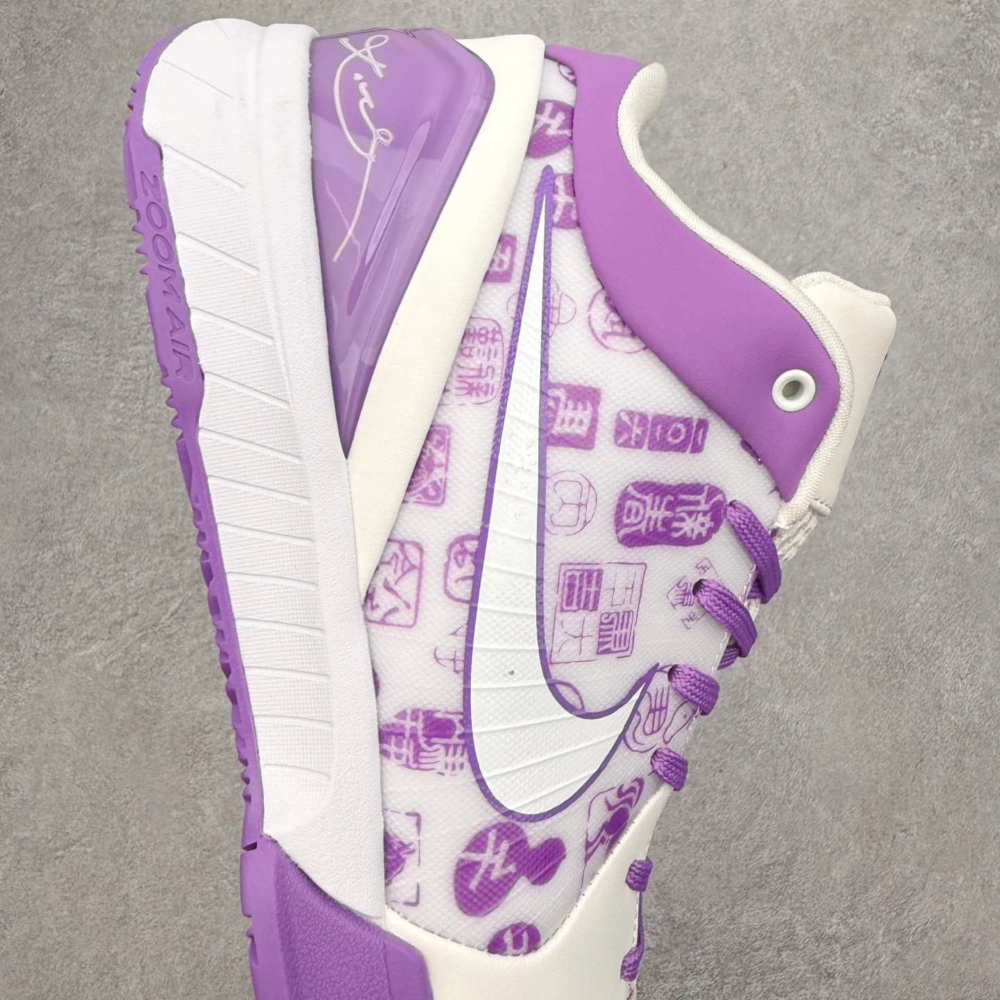 图片[6]-NK Zoom Kobe 4 Protro 科比四代实战篮球鞋 马年定制CYN配色 Eric Avar 这一次在设计中将轻盈发挥到了极致 鞋面采用了更加轻盈、更加强韧的创新的Flywire 2.0技术 球鞋重量更加轻质 重量仅为10.6盎司 内靴设计也使得穿着更加舒适 中底的配置则依日是可靠的zoom气垫和碳板的搭配 外底有个小细节令人十分喜欢 将纹路做成了心电图状 寓意科比对于篮球的喜爱 尺码：40 40.5 41 42 42.5 43 44 44.5 45 46-选品中心