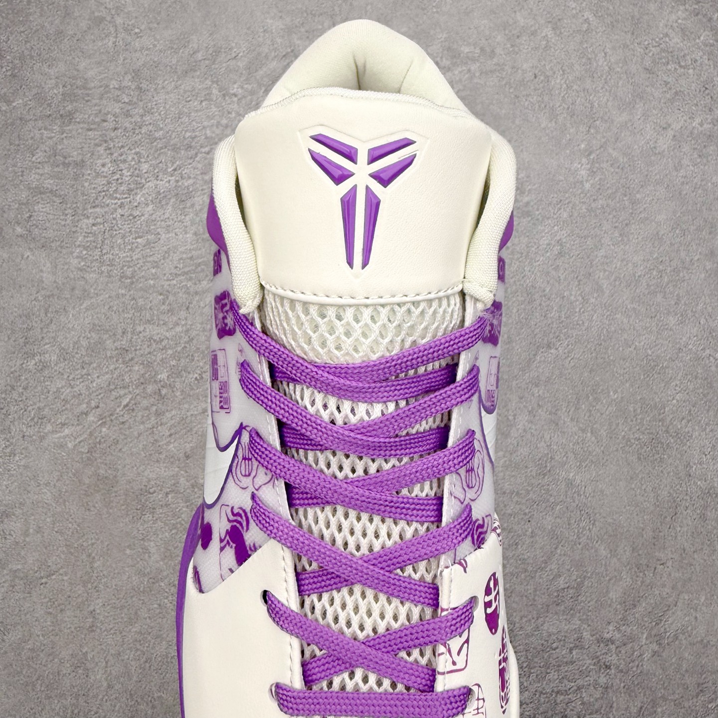 图片[5]-NK Zoom Kobe 4 Protro 科比四代实战篮球鞋 马年定制CYN配色 Eric Avar 这一次在设计中将轻盈发挥到了极致 鞋面采用了更加轻盈、更加强韧的创新的Flywire 2.0技术 球鞋重量更加轻质 重量仅为10.6盎司 内靴设计也使得穿着更加舒适 中底的配置则依日是可靠的zoom气垫和碳板的搭配 外底有个小细节令人十分喜欢 将纹路做成了心电图状 寓意科比对于篮球的喜爱 尺码：40 40.5 41 42 42.5 43 44 44.5 45 46-选品中心