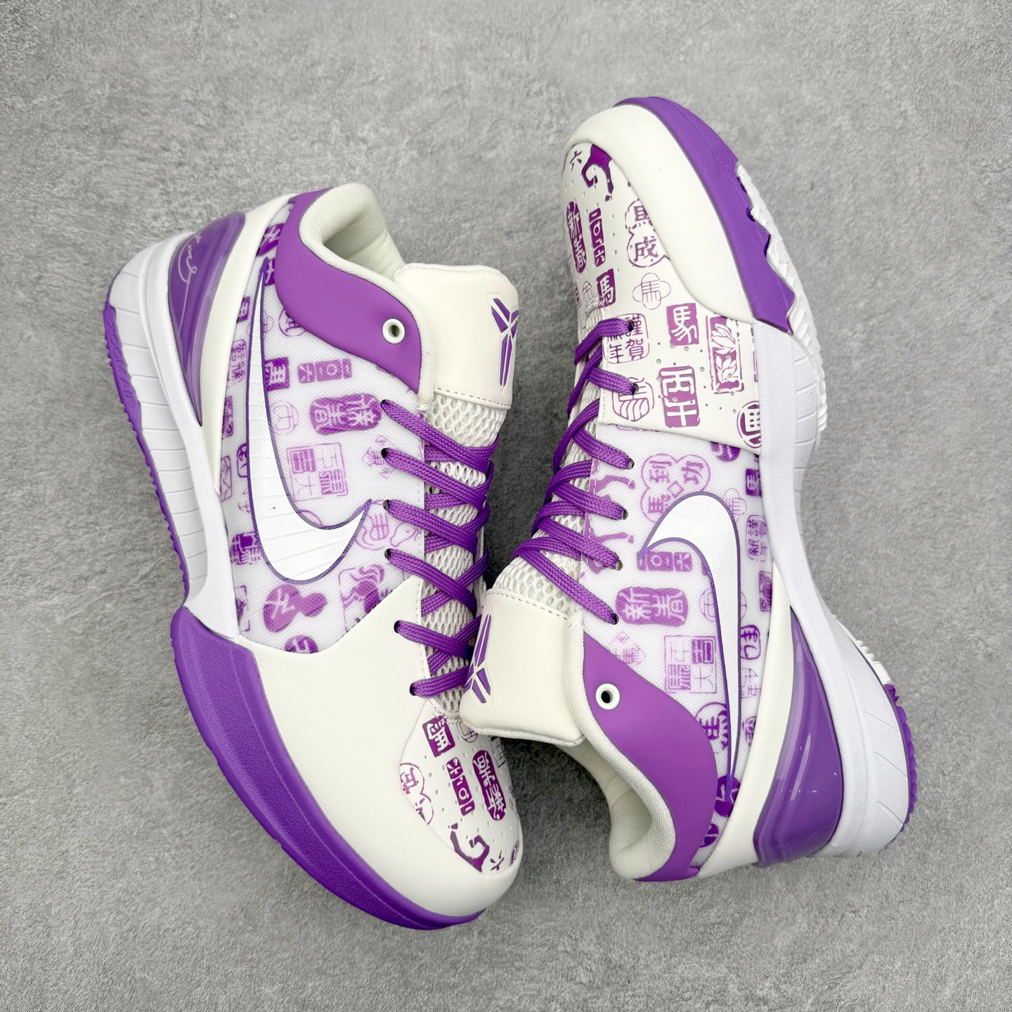 图片[3]-NK Zoom Kobe 4 Protro 科比四代实战篮球鞋 马年定制CYN配色 Eric Avar 这一次在设计中将轻盈发挥到了极致 鞋面采用了更加轻盈、更加强韧的创新的Flywire 2.0技术 球鞋重量更加轻质 重量仅为10.6盎司 内靴设计也使得穿着更加舒适 中底的配置则依日是可靠的zoom气垫和碳板的搭配 外底有个小细节令人十分喜欢 将纹路做成了心电图状 寓意科比对于篮球的喜爱 尺码：40 40.5 41 42 42.5 43 44 44.5 45 46-选品中心