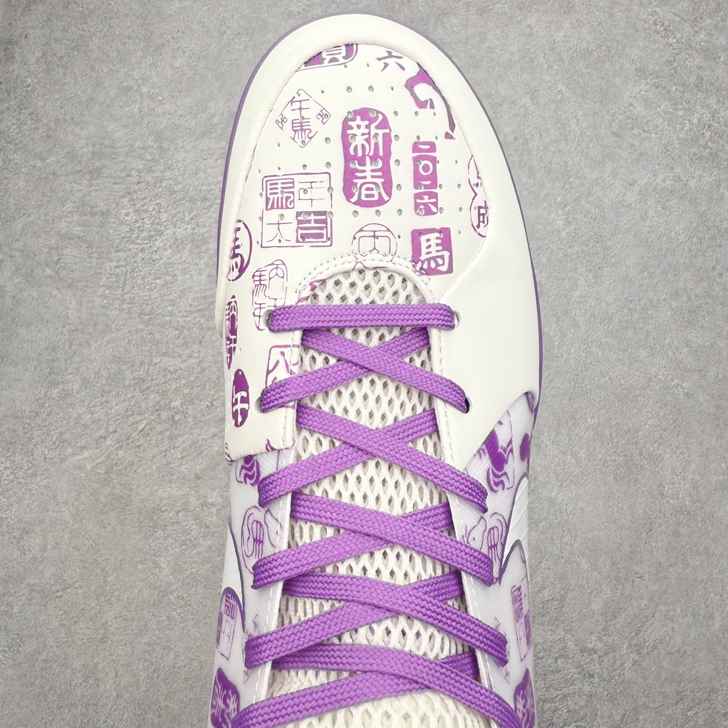 图片[4]-NK Zoom Kobe 4 Protro 科比四代实战篮球鞋 马年定制CYN配色 Eric Avar 这一次在设计中将轻盈发挥到了极致 鞋面采用了更加轻盈、更加强韧的创新的Flywire 2.0技术 球鞋重量更加轻质 重量仅为10.6盎司 内靴设计也使得穿着更加舒适 中底的配置则依日是可靠的zoom气垫和碳板的搭配 外底有个小细节令人十分喜欢 将纹路做成了心电图状 寓意科比对于篮球的喜爱 尺码：40 40.5 41 42 42.5 43 44 44.5 45 46-选品中心