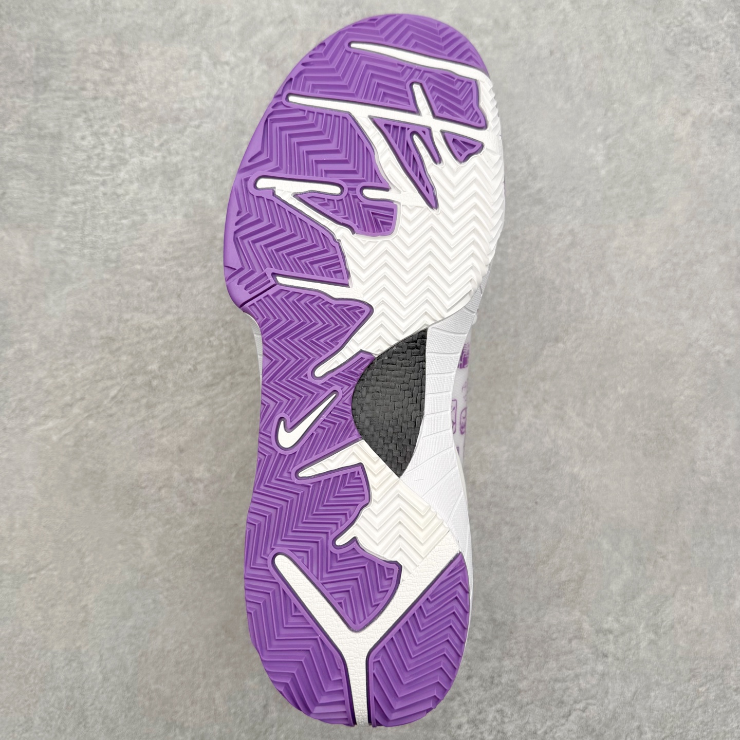 图片[9]-NK Zoom Kobe 4 Protro 科比四代实战篮球鞋 马年定制CYN配色 Eric Avar 这一次在设计中将轻盈发挥到了极致 鞋面采用了更加轻盈、更加强韧的创新的Flywire 2.0技术 球鞋重量更加轻质 重量仅为10.6盎司 内靴设计也使得穿着更加舒适 中底的配置则依日是可靠的zoom气垫和碳板的搭配 外底有个小细节令人十分喜欢 将纹路做成了心电图状 寓意科比对于篮球的喜爱 尺码：40 40.5 41 42 42.5 43 44 44.5 45 46-选品中心