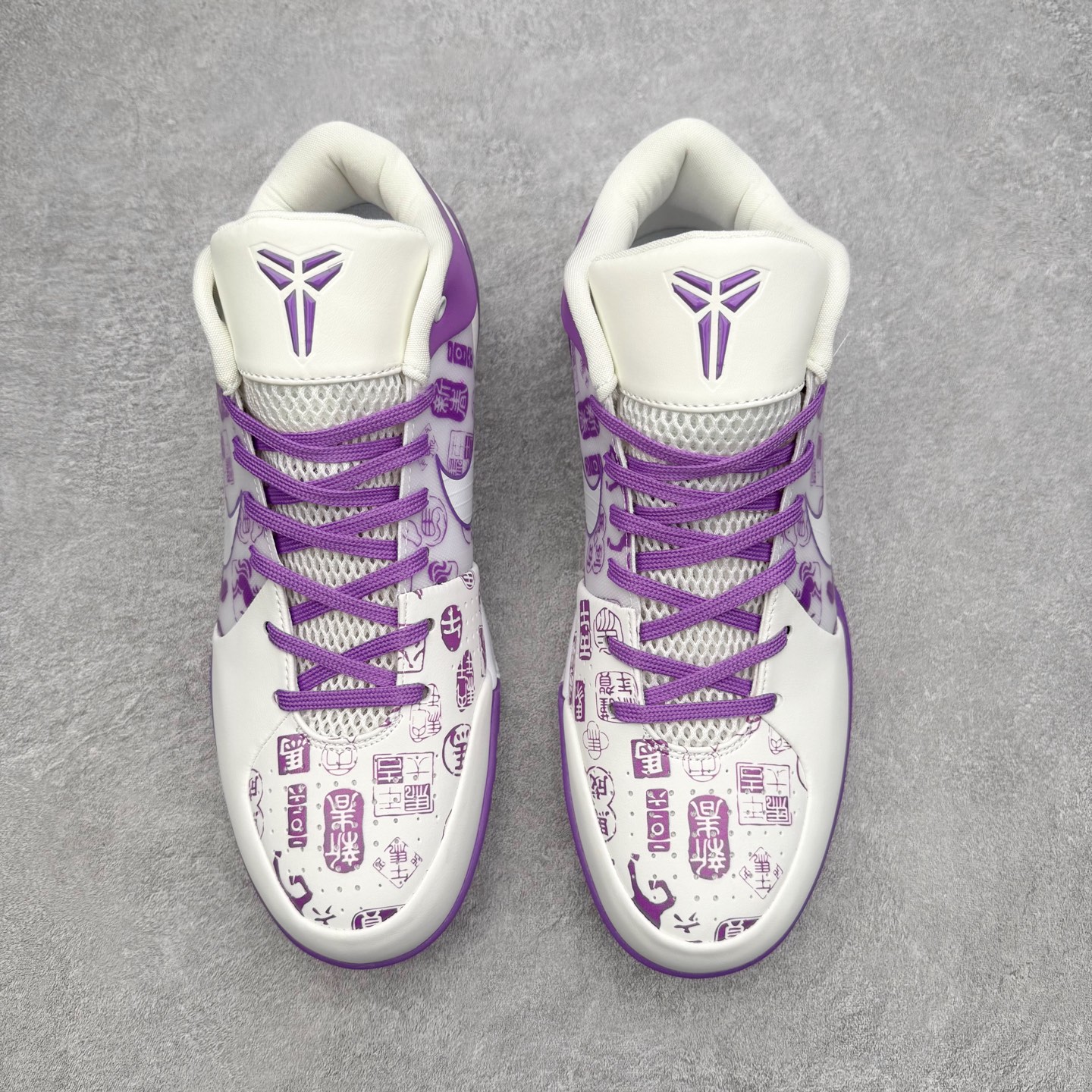 图片[2]-NK Zoom Kobe 4 Protro 科比四代实战篮球鞋 马年定制CYN配色 Eric Avar 这一次在设计中将轻盈发挥到了极致 鞋面采用了更加轻盈、更加强韧的创新的Flywire 2.0技术 球鞋重量更加轻质 重量仅为10.6盎司 内靴设计也使得穿着更加舒适 中底的配置则依日是可靠的zoom气垫和碳板的搭配 外底有个小细节令人十分喜欢 将纹路做成了心电图状 寓意科比对于篮球的喜爱 尺码：40 40.5 41 42 42.5 43 44 44.5 45 46-选品中心