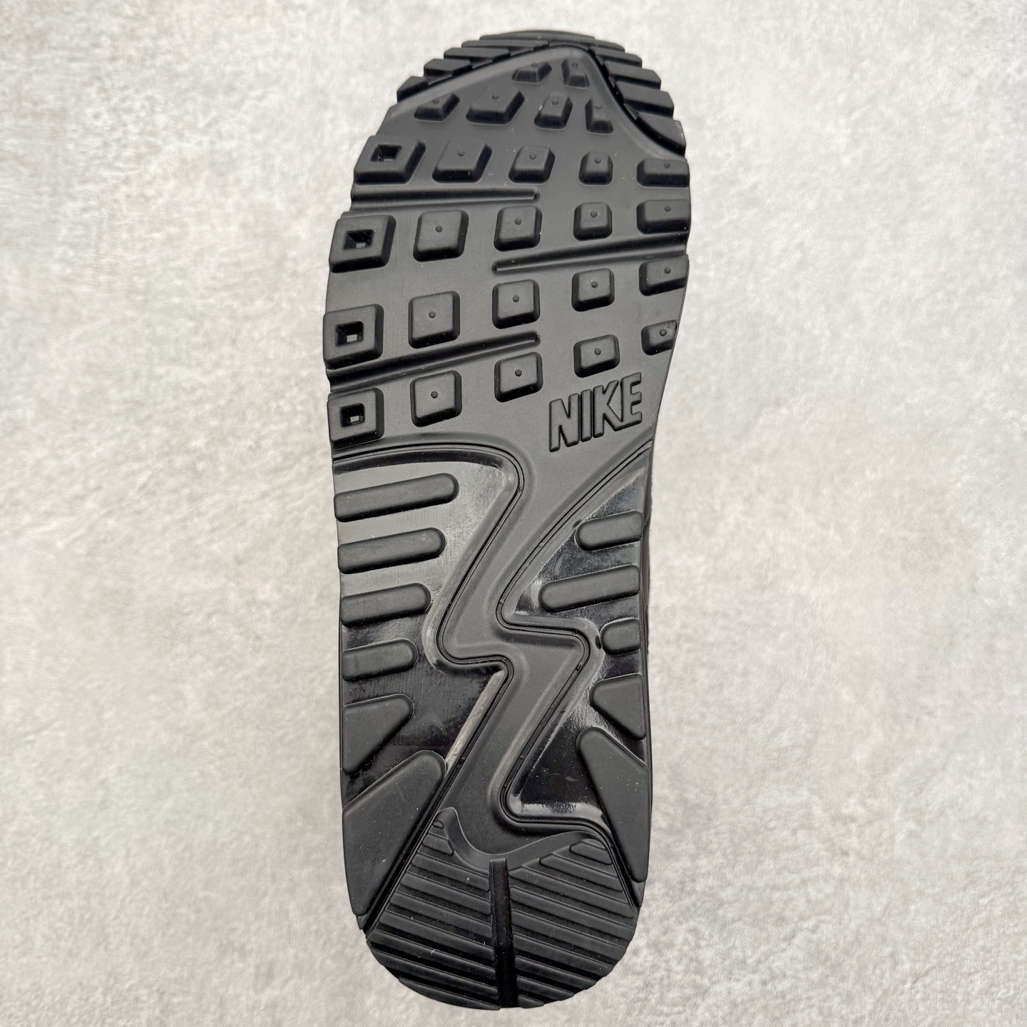 图片[9]-＃MX版 NK Air MAX 90 气垫复古减震跑步鞋 IF0670-002 经典重温 独家陆续补货 外单专供大厂出品 品质稳定 一百余色 终端操作 Air Max 90于1990年推出 来自Air Max系列 在Air Max 1的基础上改进而得 增加了气垫面积 外型上也更为流线 最特別的就是加入了菱纹塑胶嵌板 为Air Max 90增添了许多潮流气息 皮革鞋面 造就出色耐穿性和支撑力 Max Air缓震配置搭配泡棉中底 令Air Max 90轻盈而舒适 华夫格橡胶外底 铸就Air Max 90非凡的抓地力 而Air Max 90不仅是一双跑鞋 它成功跨越了时间的演进 成为了球鞋文化与潮流圈中最熟为人知的鞋款之一 尺码：36 36.5 37.5 38 38.5 39 40 40.5 41 42 42.5 43 44 44.5 45-选品中心