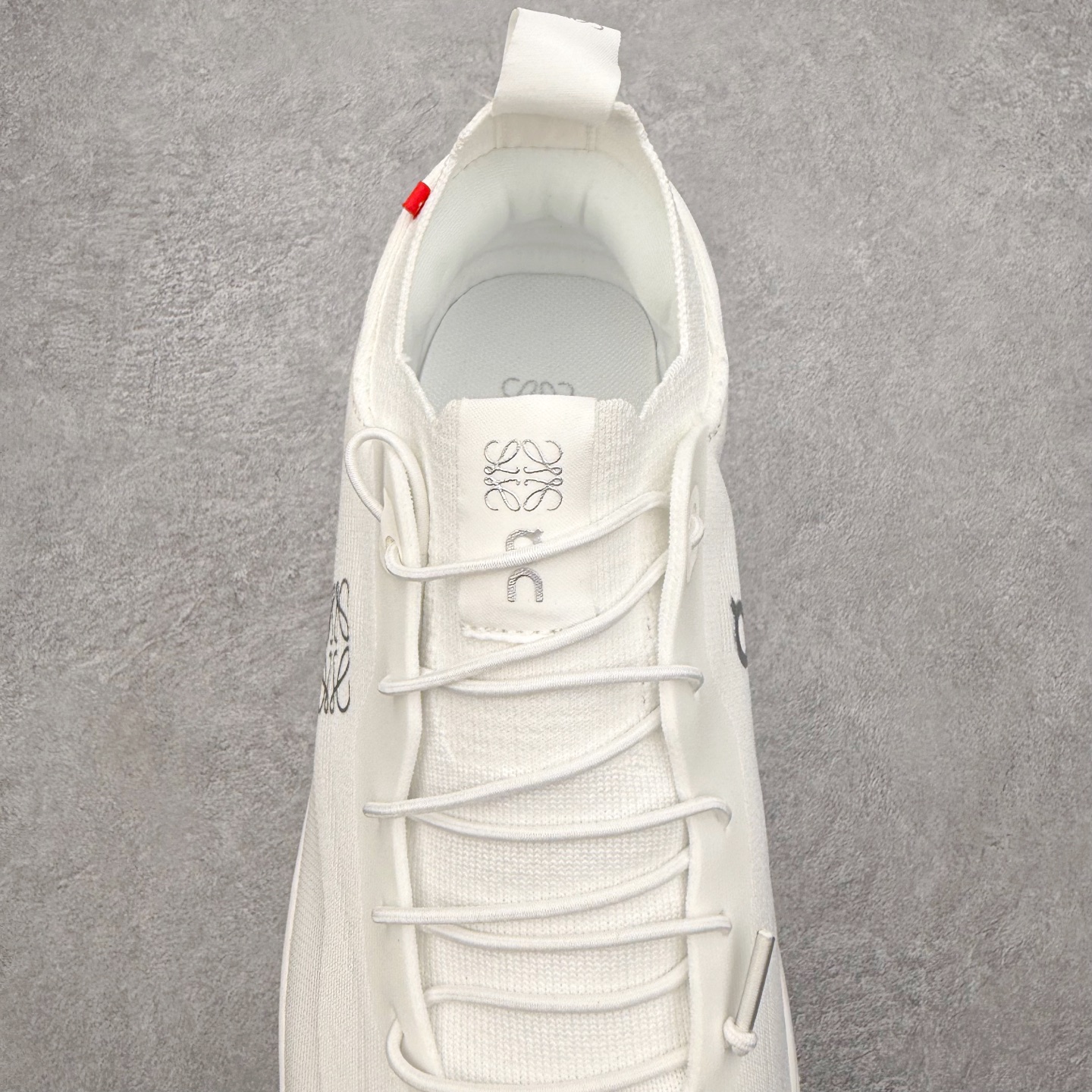 图片[5]-＃福利特价 LOEWE x On Cloudtilt 2.0 昂跑罗意威联名 圆头系带生活休闲鞋 此运动品牌 开创于2010年 缓震着陆、强效回弹、轻柔质感的设计构思始终是ON研制关键 与此同时基于“为全球提供革新性的跑步感受”信念 陆续推出了多款跑鞋及其以专业运动人体跑步工程学为设计关键的功能性跑步服饰设备 让跑者不费力气地畅快畅跑 尺码：36 36.5 37.5 38 38.5 39 40 40.5 41 42 42.5 43 44 44.5 45-选品中心