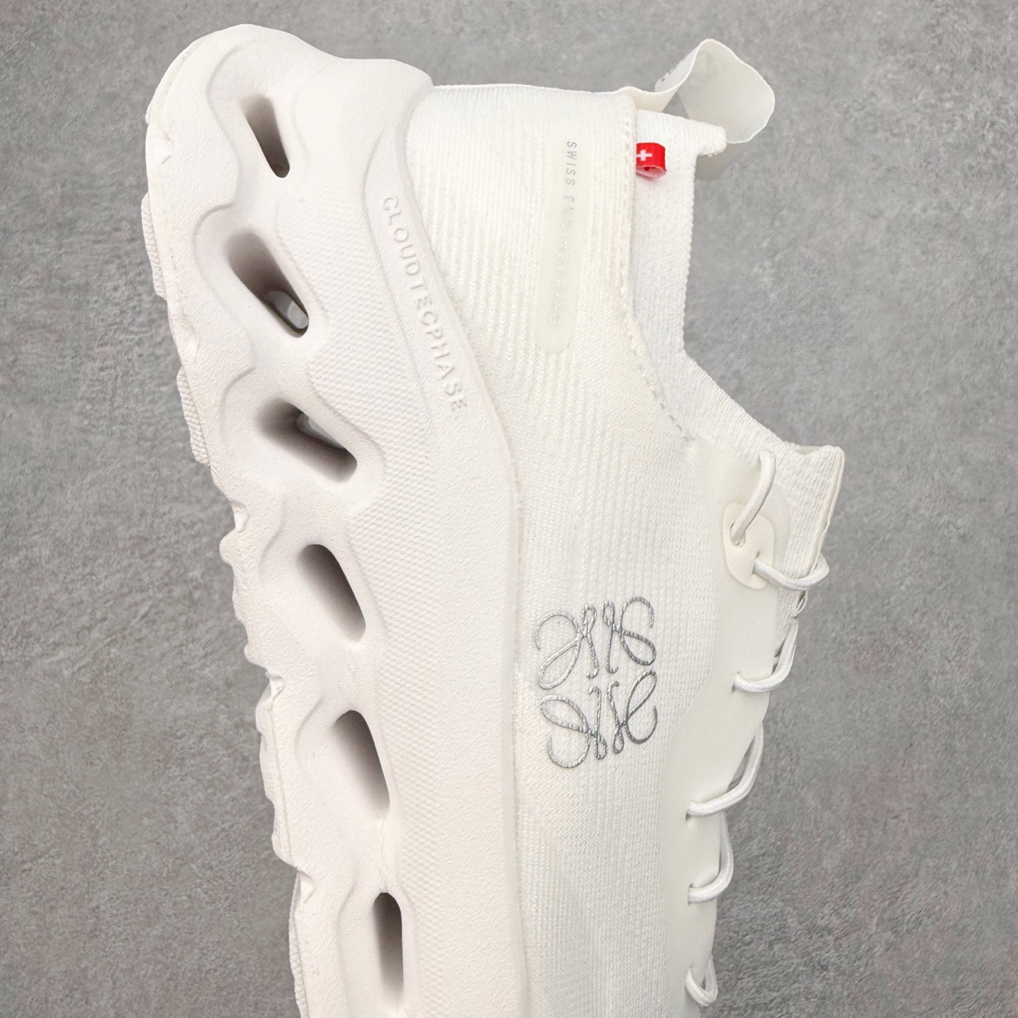 图片[6]-＃福利特价 LOEWE x On Cloudtilt 2.0 昂跑罗意威联名 圆头系带生活休闲鞋 此运动品牌 开创于2010年 缓震着陆、强效回弹、轻柔质感的设计构思始终是ON研制关键 与此同时基于“为全球提供革新性的跑步感受”信念 陆续推出了多款跑鞋及其以专业运动人体跑步工程学为设计关键的功能性跑步服饰设备 让跑者不费力气地畅快畅跑 尺码：36 36.5 37.5 38 38.5 39 40 40.5 41 42 42.5 43 44 44.5 45-选品中心