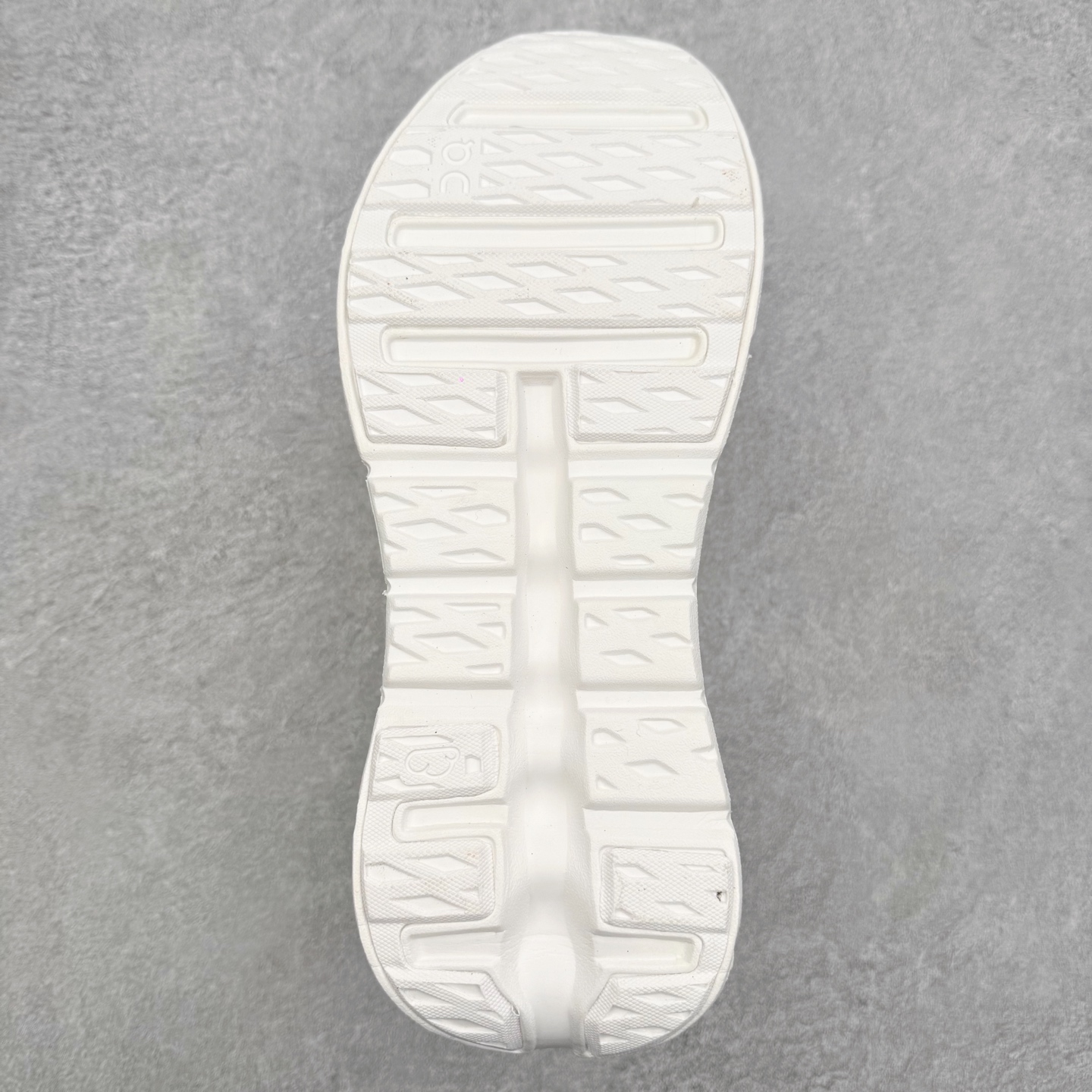 图片[9]-＃福利特价 LOEWE x On Cloudtilt 2.0 昂跑罗意威联名 圆头系带生活休闲鞋 此运动品牌 开创于2010年 缓震着陆、强效回弹、轻柔质感的设计构思始终是ON研制关键 与此同时基于“为全球提供革新性的跑步感受”信念 陆续推出了多款跑鞋及其以专业运动人体跑步工程学为设计关键的功能性跑步服饰设备 让跑者不费力气地畅快畅跑 尺码：36 36.5 37.5 38 38.5 39 40 40.5 41 42 42.5 43 44 44.5 45-选品中心