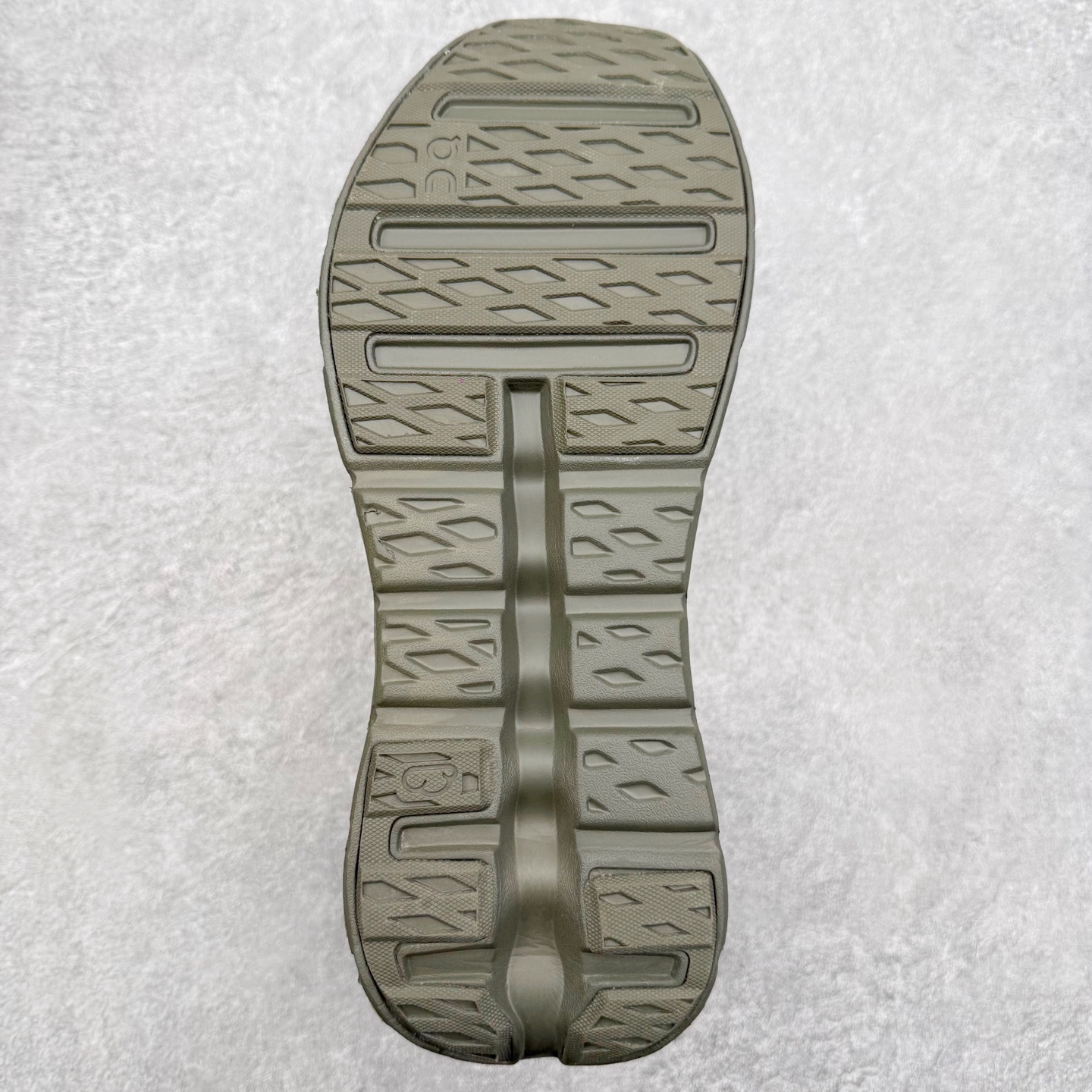 图片[9]-＃福利特价 LOEWE x On Cloudtilt 2.0 昂跑罗意威联名 圆头系带生活休闲鞋 此运动品牌 开创于2010年 缓震着陆、强效回弹、轻柔质感的设计构思始终是ON研制关键 与此同时基于“为全球提供革新性的跑步感受”信念 陆续推出了多款跑鞋及其以专业运动人体跑步工程学为设计关键的功能性跑步服饰设备 让跑者不费力气地畅快畅跑 尺码：36 36.5 37.5 38 38.5 39 40 40.5 41 42 42.5 43 44 44.5 45-选品中心