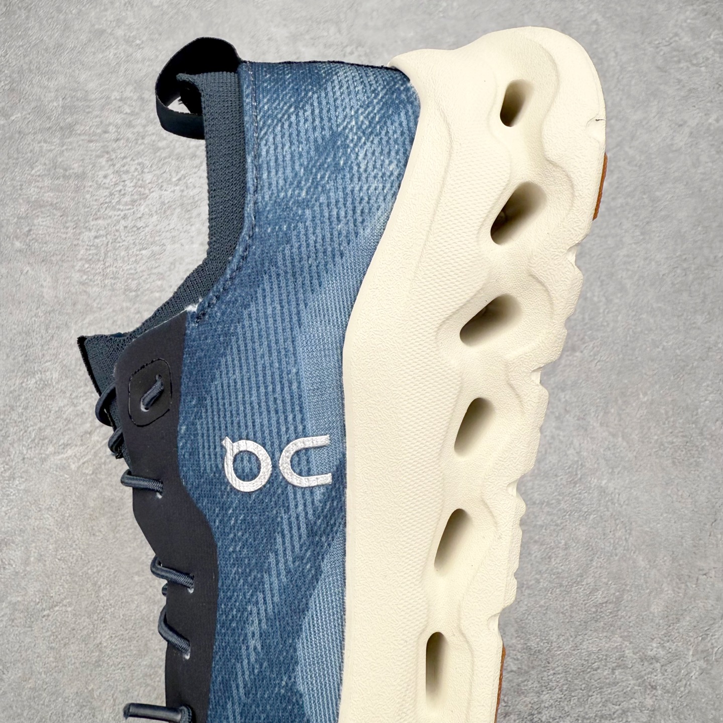 图片[7]-＃福利特价 LOEWE x On Cloudtilt 2.0 昂跑罗意威联名 圆头系带生活休闲鞋 此运动品牌 开创于2010年 缓震着陆、强效回弹、轻柔质感的设计构思始终是ON研制关键 与此同时基于“为全球提供革新性的跑步感受”信念 陆续推出了多款跑鞋及其以专业运动人体跑步工程学为设计关键的功能性跑步服饰设备 让跑者不费力气地畅快畅跑 尺码：36 36.5 37.5 38 38.5 39 40 40.5 41 42 42.5 43 44 44.5 45-选品中心