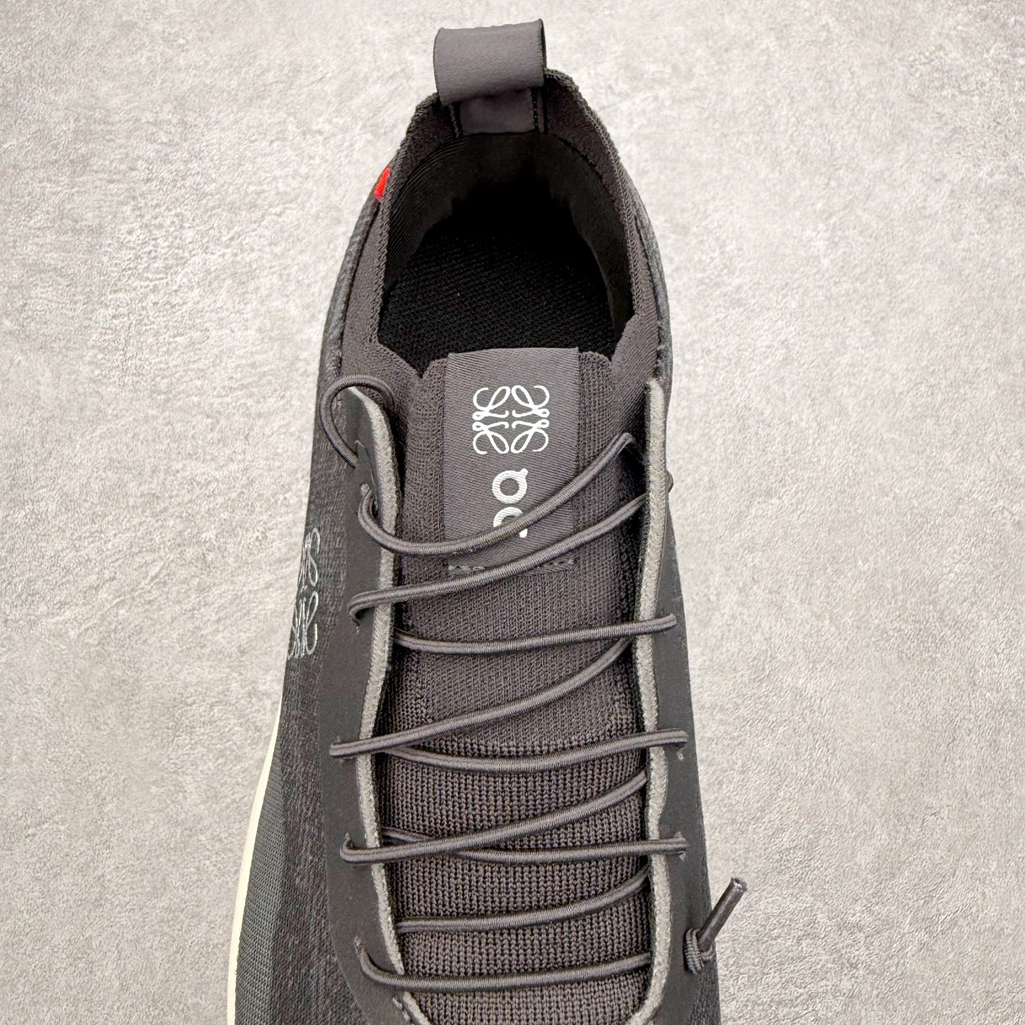 图片[5]-＃福利特价 LOEWE x On Cloudtilt 2.0 昂跑罗意威联名 圆头系带生活休闲鞋 此运动品牌 开创于2010年 缓震着陆、强效回弹、轻柔质感的设计构思始终是ON研制关键 与此同时基于“为全球提供革新性的跑步感受”信念 陆续推出了多款跑鞋及其以专业运动人体跑步工程学为设计关键的功能性跑步服饰设备 让跑者不费力气地畅快畅跑 尺码：36 36.5 37.5 38 38.5 39 40 40.5 41 42 42.5 43 44 44.5 45-选品中心