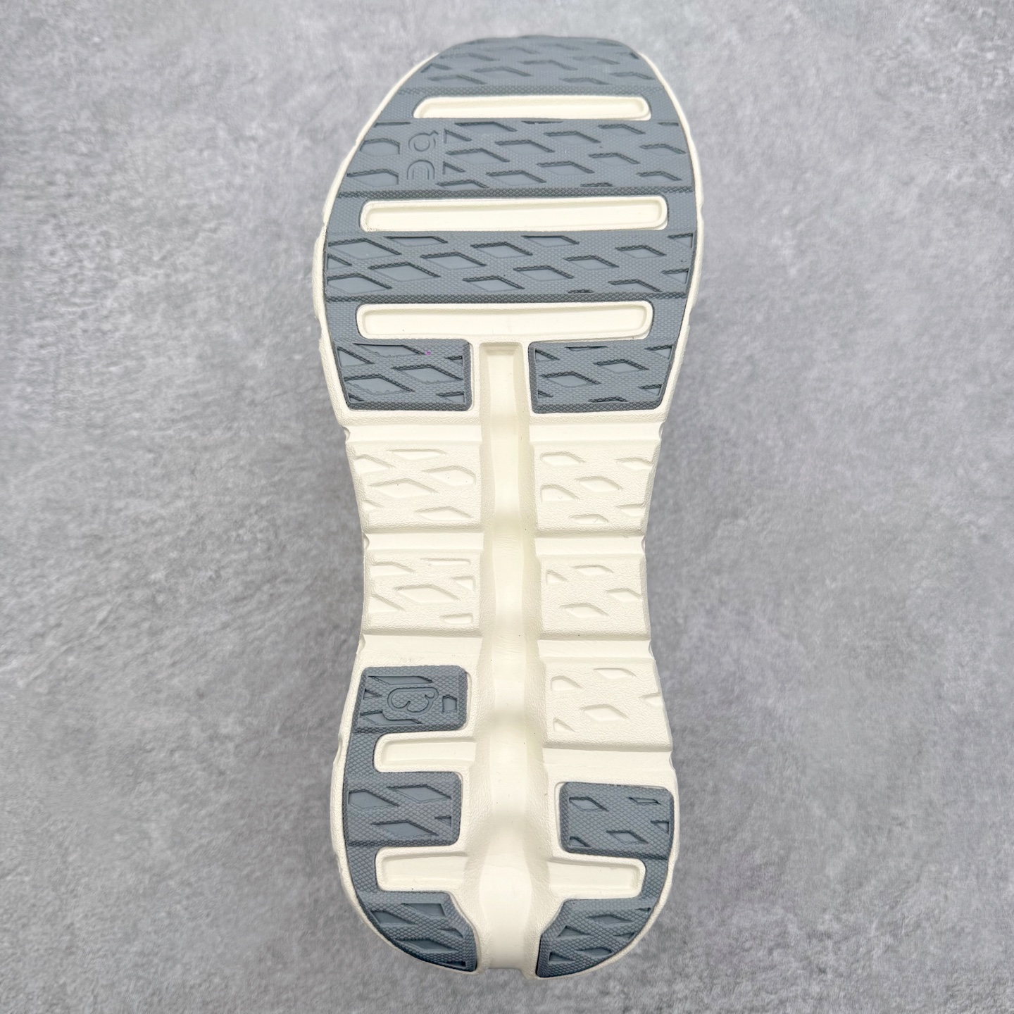 图片[9]-＃福利特价 LOEWE x On Cloudtilt 2.0 昂跑罗意威联名 圆头系带生活休闲鞋 此运动品牌 开创于2010年 缓震着陆、强效回弹、轻柔质感的设计构思始终是ON研制关键 与此同时基于“为全球提供革新性的跑步感受”信念 陆续推出了多款跑鞋及其以专业运动人体跑步工程学为设计关键的功能性跑步服饰设备 让跑者不费力气地畅快畅跑 尺码：36 36.5 37.5 38 38.5 39 40 40.5 41 42 42.5 43 44 44.5 45-选品中心