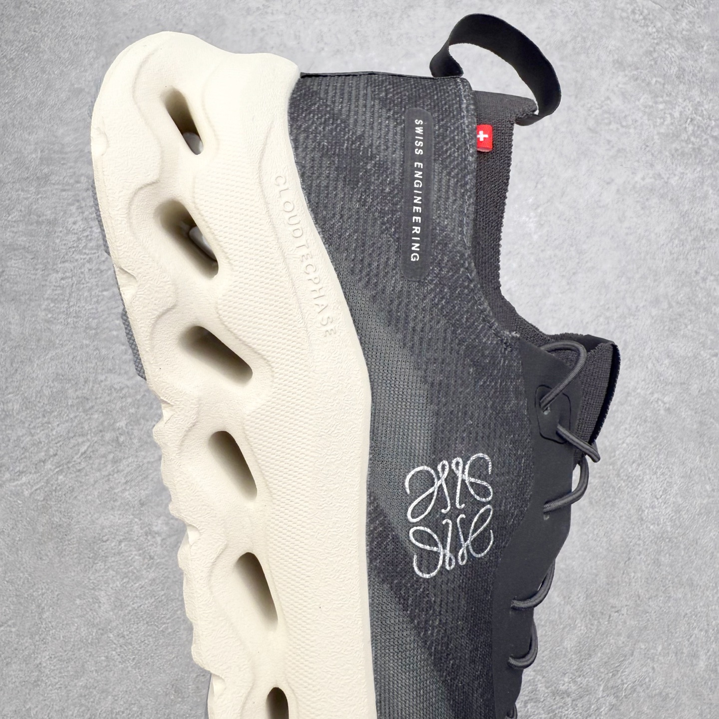 图片[6]-＃福利特价 LOEWE x On Cloudtilt 2.0 昂跑罗意威联名 圆头系带生活休闲鞋 此运动品牌 开创于2010年 缓震着陆、强效回弹、轻柔质感的设计构思始终是ON研制关键 与此同时基于“为全球提供革新性的跑步感受”信念 陆续推出了多款跑鞋及其以专业运动人体跑步工程学为设计关键的功能性跑步服饰设备 让跑者不费力气地畅快畅跑 尺码：36 36.5 37.5 38 38.5 39 40 40.5 41 42 42.5 43 44 44.5 45-选品中心