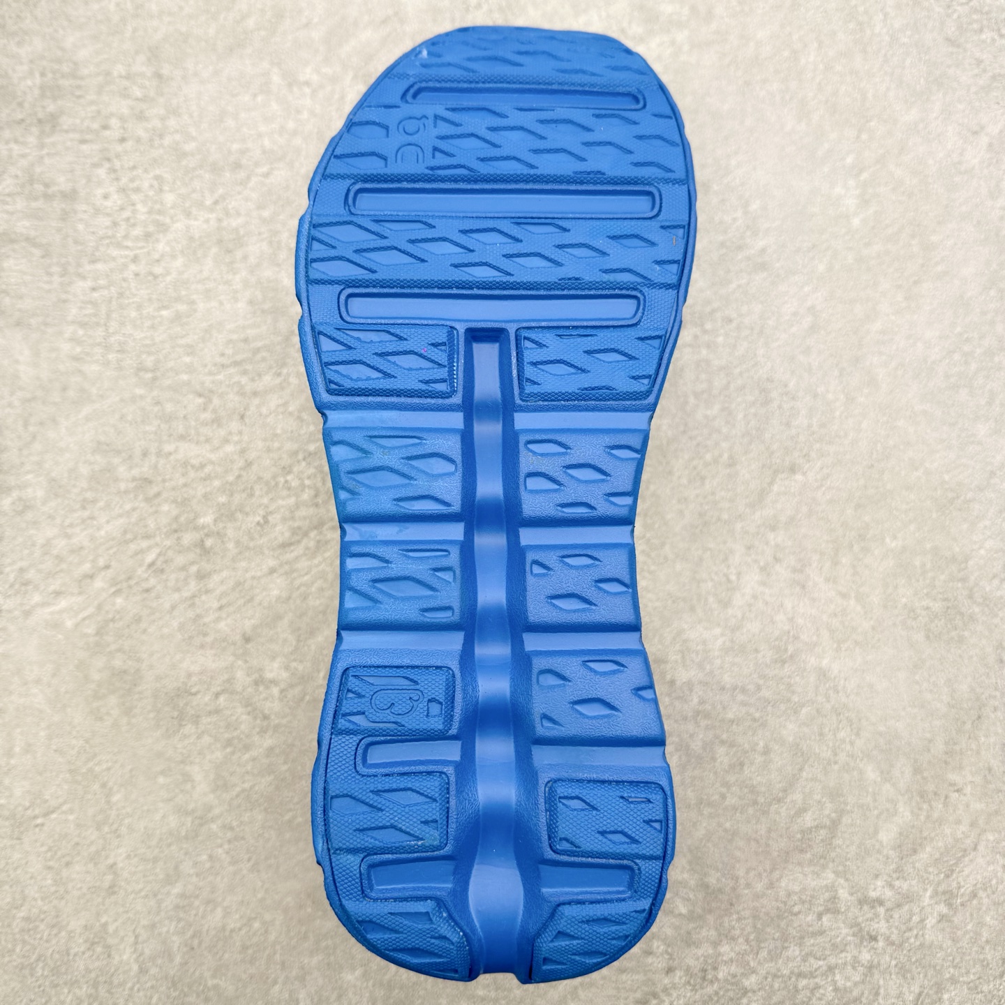 图片[9]-＃福利特价 LOEWE x On Cloudtilt 2.0 昂跑罗意威联名 圆头系带生活休闲鞋 此运动品牌 开创于2010年 缓震着陆、强效回弹、轻柔质感的设计构思始终是ON研制关键 与此同时基于“为全球提供革新性的跑步感受”信念 陆续推出了多款跑鞋及其以专业运动人体跑步工程学为设计关键的功能性跑步服饰设备 让跑者不费力气地畅快畅跑 尺码：36 36.5 37.5 38 38.5 39 40 40.5 41 42 42.5 43 44 44.5 45-选品中心