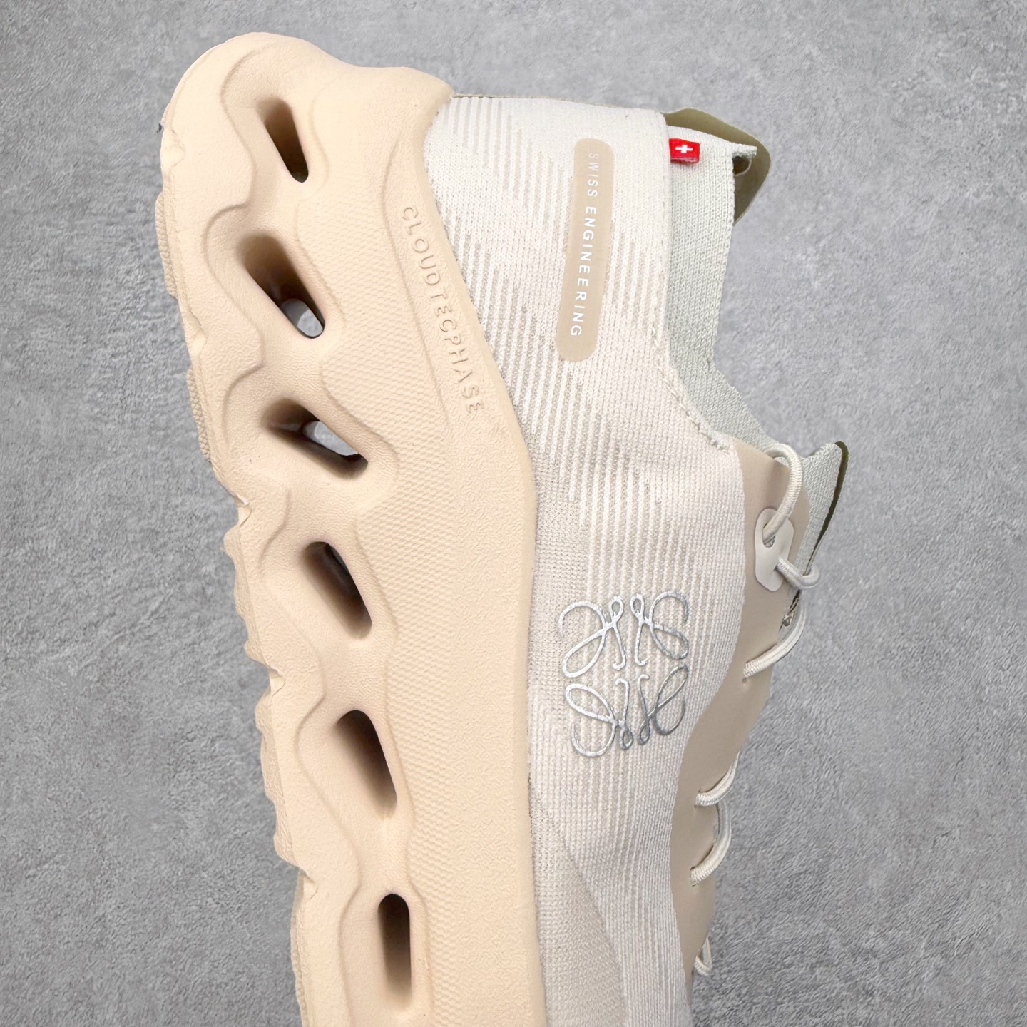 图片[6]-＃福利特价 LOEWE x On Cloudtilt 2.0 昂跑罗意威联名 圆头系带生活休闲鞋 此运动品牌 开创于2010年 缓震着陆、强效回弹、轻柔质感的设计构思始终是ON研制关键 与此同时基于“为全球提供革新性的跑步感受”信念 陆续推出了多款跑鞋及其以专业运动人体跑步工程学为设计关键的功能性跑步服饰设备 让跑者不费力气地畅快畅跑 尺码：36 36.5 37.5 38 38.5 39 40 40.5 41 42 42.5 43 44 44.5 45-选品中心