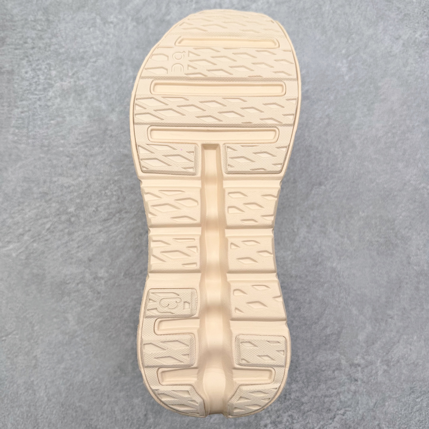 图片[9]-＃福利特价 LOEWE x On Cloudtilt 2.0 昂跑罗意威联名 圆头系带生活休闲鞋 此运动品牌 开创于2010年 缓震着陆、强效回弹、轻柔质感的设计构思始终是ON研制关键 与此同时基于“为全球提供革新性的跑步感受”信念 陆续推出了多款跑鞋及其以专业运动人体跑步工程学为设计关键的功能性跑步服饰设备 让跑者不费力气地畅快畅跑 尺码：36 36.5 37.5 38 38.5 39 40 40.5 41 42 42.5 43 44 44.5 45-选品中心