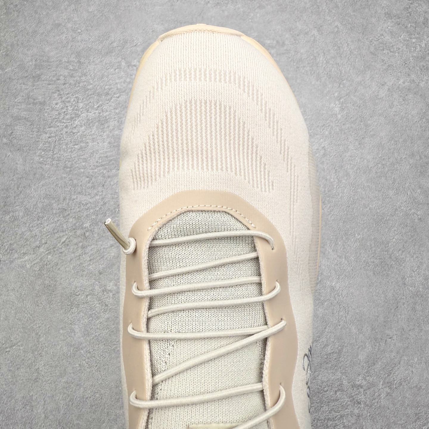 图片[4]-＃福利特价 LOEWE x On Cloudtilt 2.0 昂跑罗意威联名 圆头系带生活休闲鞋 此运动品牌 开创于2010年 缓震着陆、强效回弹、轻柔质感的设计构思始终是ON研制关键 与此同时基于“为全球提供革新性的跑步感受”信念 陆续推出了多款跑鞋及其以专业运动人体跑步工程学为设计关键的功能性跑步服饰设备 让跑者不费力气地畅快畅跑 尺码：36 36.5 37.5 38 38.5 39 40 40.5 41 42 42.5 43 44 44.5 45-选品中心