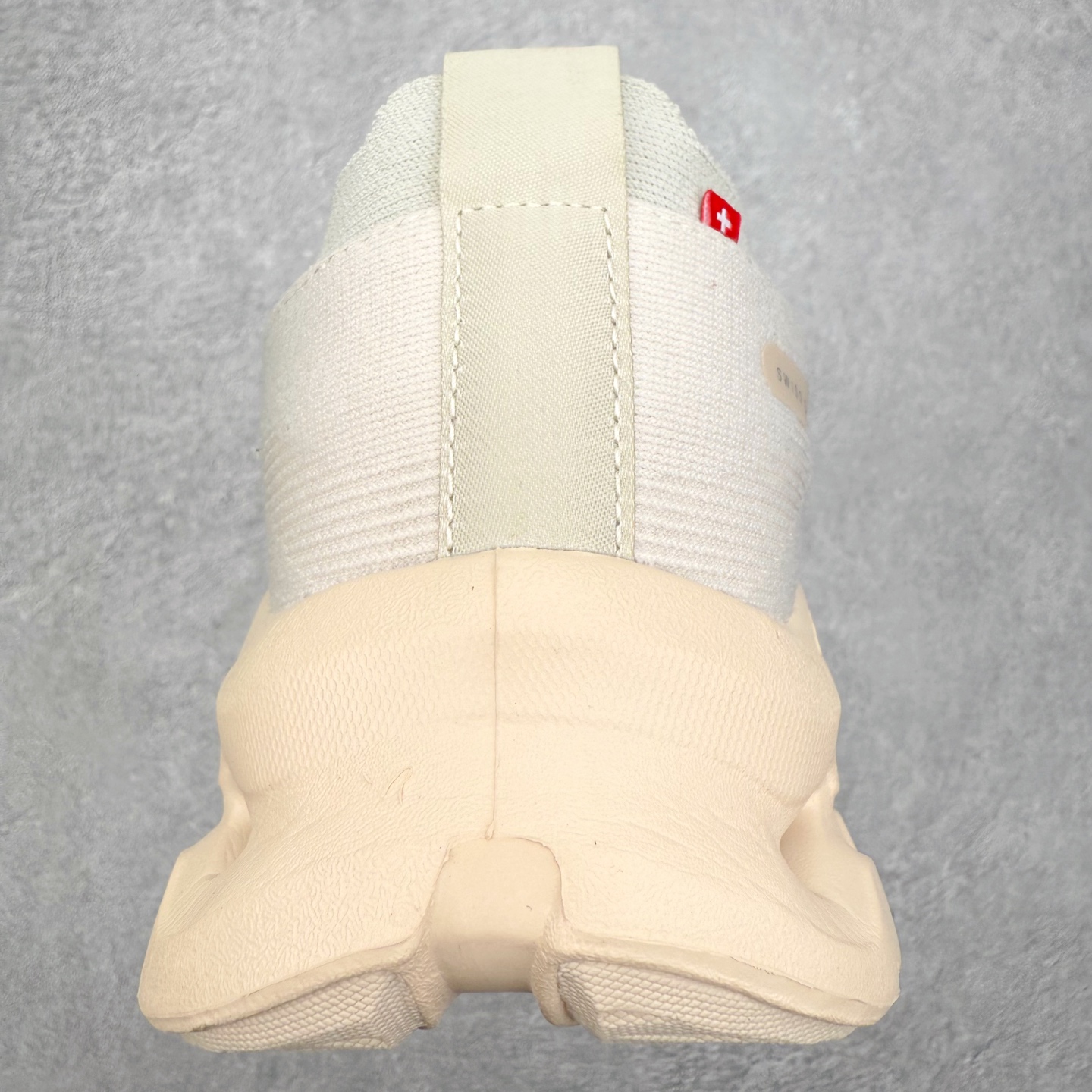 图片[8]-＃福利特价 LOEWE x On Cloudtilt 2.0 昂跑罗意威联名 圆头系带生活休闲鞋 此运动品牌 开创于2010年 缓震着陆、强效回弹、轻柔质感的设计构思始终是ON研制关键 与此同时基于“为全球提供革新性的跑步感受”信念 陆续推出了多款跑鞋及其以专业运动人体跑步工程学为设计关键的功能性跑步服饰设备 让跑者不费力气地畅快畅跑 尺码：36 36.5 37.5 38 38.5 39 40 40.5 41 42 42.5 43 44 44.5 45-选品中心