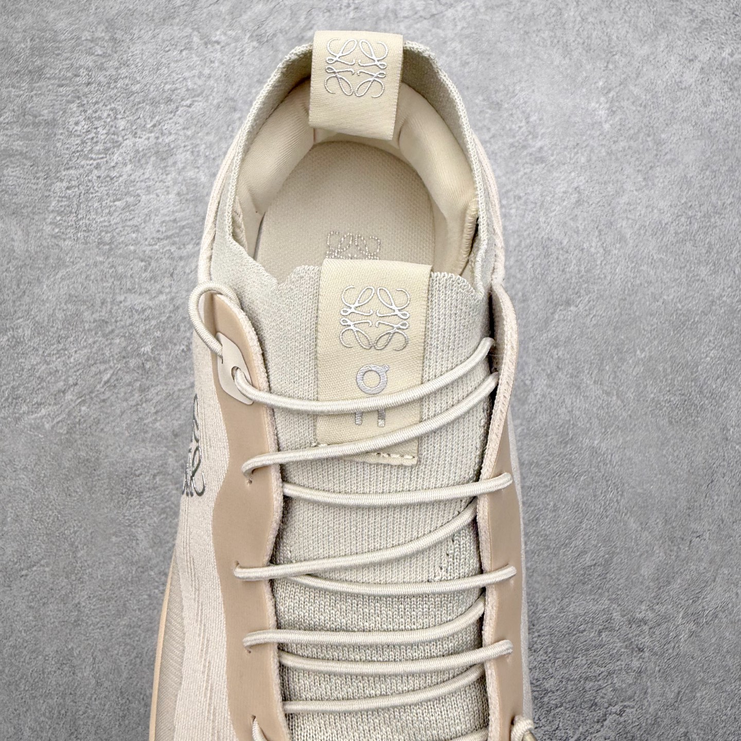 图片[5]-＃福利特价 LOEWE x On Cloudtilt 2.0 昂跑罗意威联名 圆头系带生活休闲鞋 此运动品牌 开创于2010年 缓震着陆、强效回弹、轻柔质感的设计构思始终是ON研制关键 与此同时基于“为全球提供革新性的跑步感受”信念 陆续推出了多款跑鞋及其以专业运动人体跑步工程学为设计关键的功能性跑步服饰设备 让跑者不费力气地畅快畅跑 尺码：36 36.5 37.5 38 38.5 39 40 40.5 41 42 42.5 43 44 44.5 45-选品中心