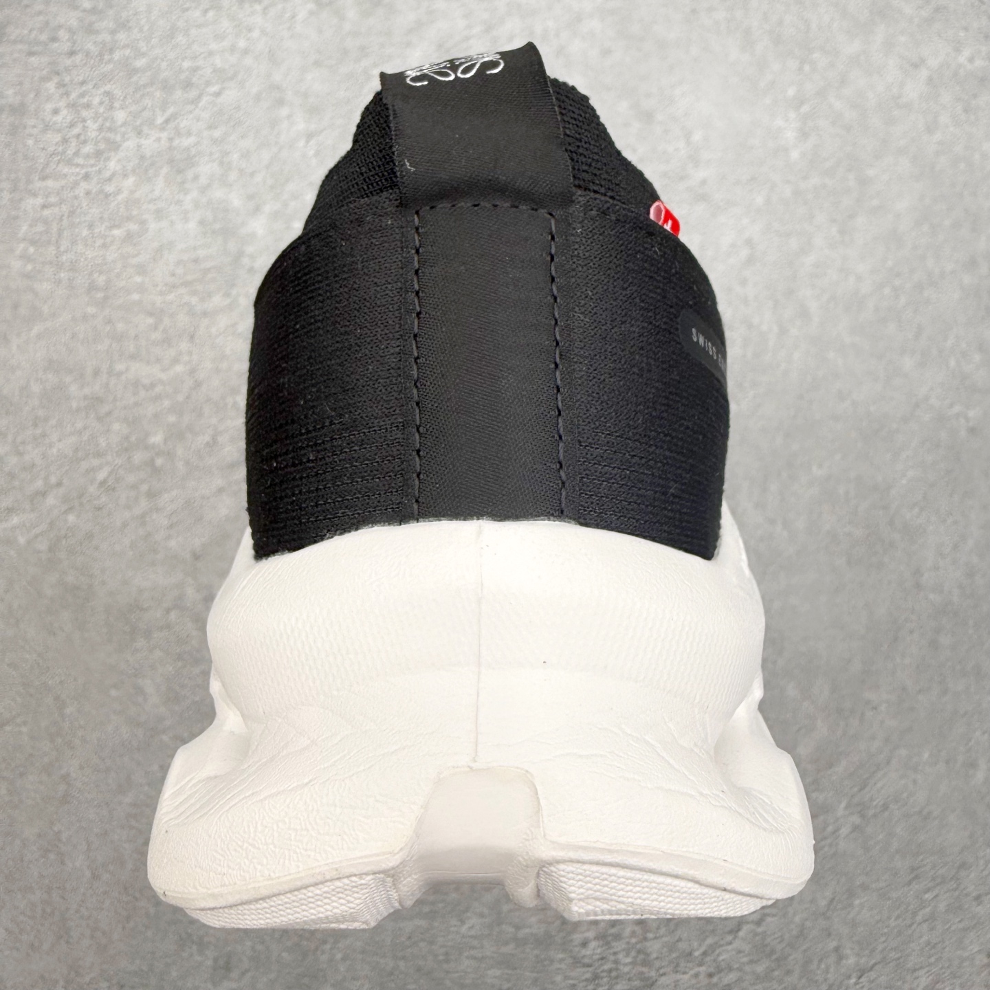 图片[8]-＃福利特价 LOEWE x On Cloudtilt 2.0 昂跑罗意威联名 圆头系带生活休闲鞋 此运动品牌 开创于2010年 缓震着陆、强效回弹、轻柔质感的设计构思始终是ON研制关键 与此同时基于“为全球提供革新性的跑步感受”信念 陆续推出了多款跑鞋及其以专业运动人体跑步工程学为设计关键的功能性跑步服饰设备 让跑者不费力气地畅快畅跑 尺码：36 36.5 37.5 38 38.5 39 40 40.5 41 42 42.5 43 44 44.5 45-选品中心