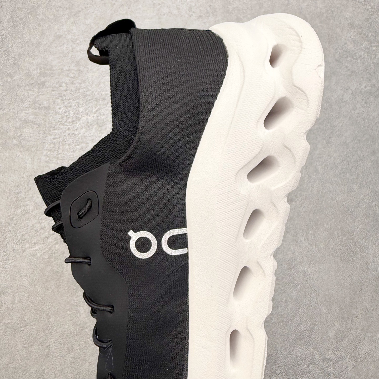 图片[7]-＃福利特价 LOEWE x On Cloudtilt 2.0 昂跑罗意威联名 圆头系带生活休闲鞋 此运动品牌 开创于2010年 缓震着陆、强效回弹、轻柔质感的设计构思始终是ON研制关键 与此同时基于“为全球提供革新性的跑步感受”信念 陆续推出了多款跑鞋及其以专业运动人体跑步工程学为设计关键的功能性跑步服饰设备 让跑者不费力气地畅快畅跑 尺码：36 36.5 37.5 38 38.5 39 40 40.5 41 42 42.5 43 44 44.5 45-选品中心