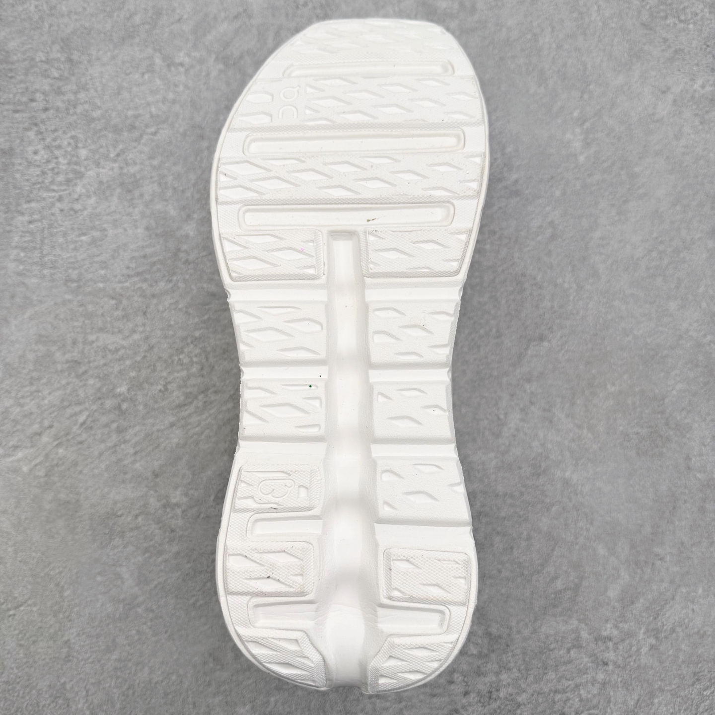 图片[9]-＃福利特价 LOEWE x On Cloudtilt 2.0 昂跑罗意威联名 圆头系带生活休闲鞋 此运动品牌 开创于2010年 缓震着陆、强效回弹、轻柔质感的设计构思始终是ON研制关键 与此同时基于“为全球提供革新性的跑步感受”信念 陆续推出了多款跑鞋及其以专业运动人体跑步工程学为设计关键的功能性跑步服饰设备 让跑者不费力气地畅快畅跑 尺码：36 36.5 37.5 38 38.5 39 40 40.5 41 42 42.5 43 44 44.5 45-选品中心