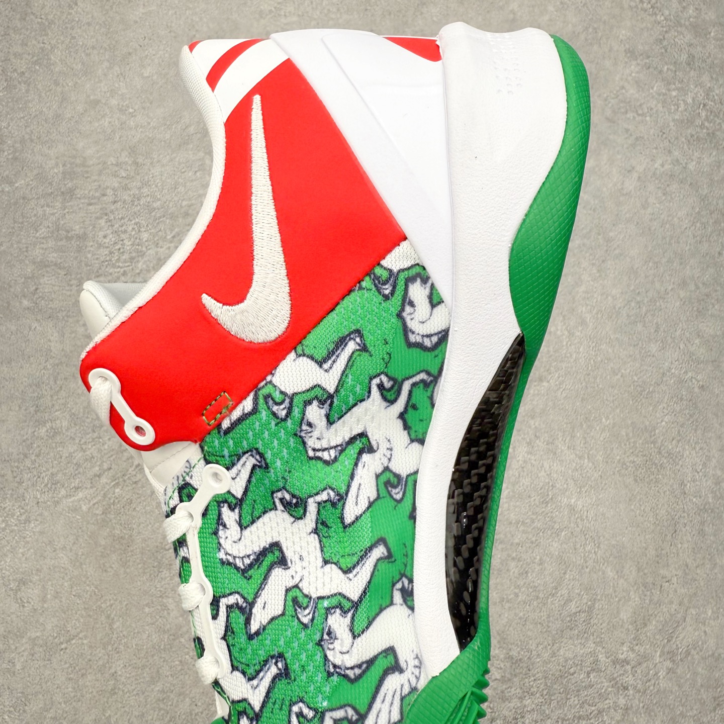 图片[7]-NK Zoom Kobe 8 Protro 科比八代实战篮球鞋 马年定制CYN配色 Eric Avar 这一次在设计中将轻盈发挥到了极致 鞋面采用了更加轻盈、更加强韧的创新的Flywire 2.0技术 球鞋重量更加轻质 重量仅为10.6盎司 内靴设计也使得穿着更加舒适 中底的配置则依日是可靠的zoom气垫和碳板的搭配 外底有个小细节令人十分喜欢 将纹路做成了心电图状 寓意科比对于篮球的喜爱 尺码：40 40.5 41 42 42.5 43 44 44.5 45 46-选品中心