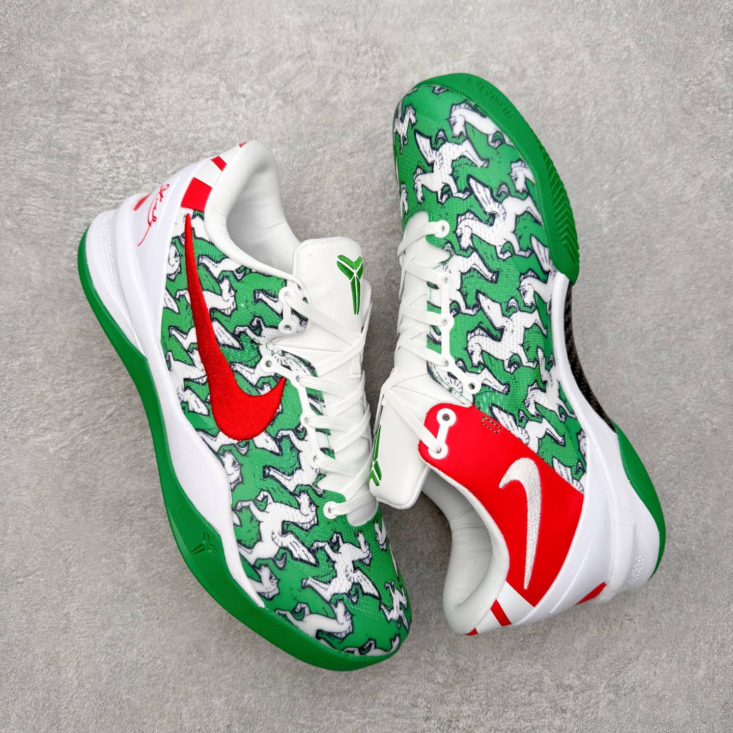 图片[3]-NK Zoom Kobe 8 Protro 科比八代实战篮球鞋 马年定制CYN配色 Eric Avar 这一次在设计中将轻盈发挥到了极致 鞋面采用了更加轻盈、更加强韧的创新的Flywire 2.0技术 球鞋重量更加轻质 重量仅为10.6盎司 内靴设计也使得穿着更加舒适 中底的配置则依日是可靠的zoom气垫和碳板的搭配 外底有个小细节令人十分喜欢 将纹路做成了心电图状 寓意科比对于篮球的喜爱 尺码：40 40.5 41 42 42.5 43 44 44.5 45 46-选品中心