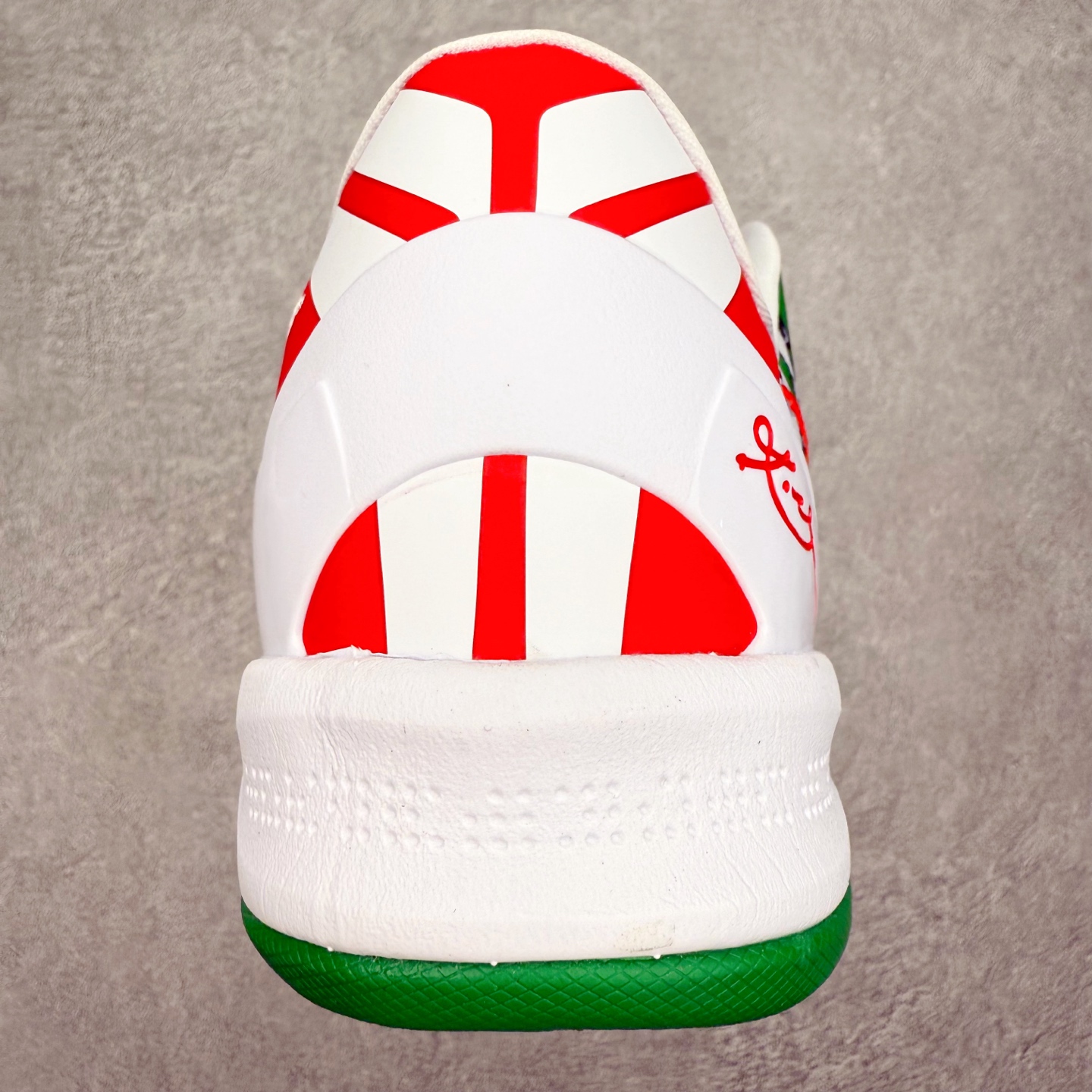 图片[8]-NK Zoom Kobe 8 Protro 科比八代实战篮球鞋 马年定制CYN配色 Eric Avar 这一次在设计中将轻盈发挥到了极致 鞋面采用了更加轻盈、更加强韧的创新的Flywire 2.0技术 球鞋重量更加轻质 重量仅为10.6盎司 内靴设计也使得穿着更加舒适 中底的配置则依日是可靠的zoom气垫和碳板的搭配 外底有个小细节令人十分喜欢 将纹路做成了心电图状 寓意科比对于篮球的喜爱 尺码：40 40.5 41 42 42.5 43 44 44.5 45 46-选品中心