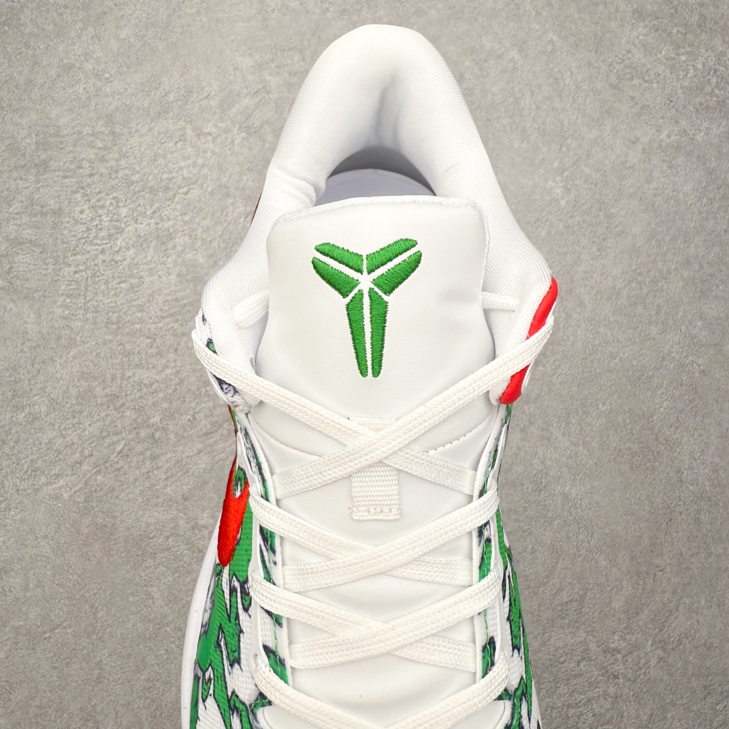 图片[5]-NK Zoom Kobe 8 Protro 科比八代实战篮球鞋 马年定制CYN配色 Eric Avar 这一次在设计中将轻盈发挥到了极致 鞋面采用了更加轻盈、更加强韧的创新的Flywire 2.0技术 球鞋重量更加轻质 重量仅为10.6盎司 内靴设计也使得穿着更加舒适 中底的配置则依日是可靠的zoom气垫和碳板的搭配 外底有个小细节令人十分喜欢 将纹路做成了心电图状 寓意科比对于篮球的喜爱 尺码：40 40.5 41 42 42.5 43 44 44.5 45 46-选品中心