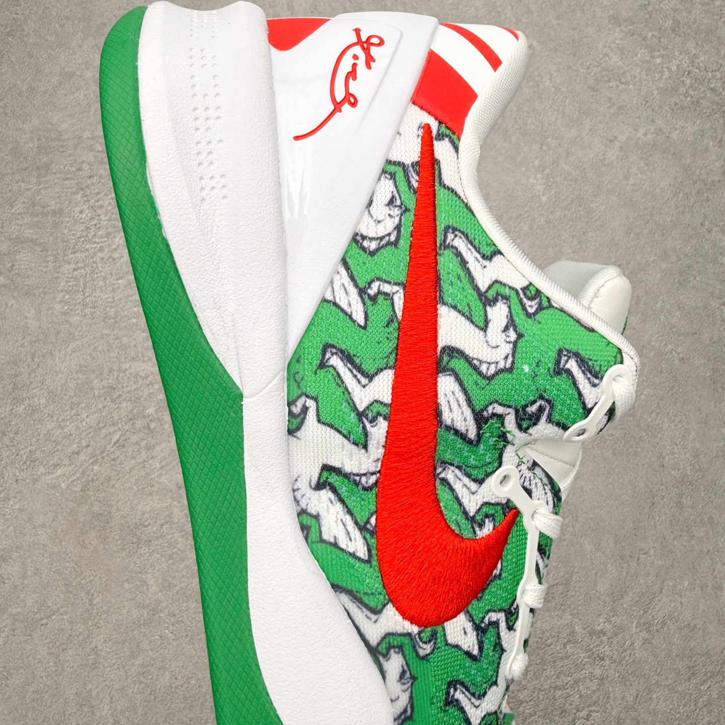 图片[6]-NK Zoom Kobe 8 Protro 科比八代实战篮球鞋 马年定制CYN配色 Eric Avar 这一次在设计中将轻盈发挥到了极致 鞋面采用了更加轻盈、更加强韧的创新的Flywire 2.0技术 球鞋重量更加轻质 重量仅为10.6盎司 内靴设计也使得穿着更加舒适 中底的配置则依日是可靠的zoom气垫和碳板的搭配 外底有个小细节令人十分喜欢 将纹路做成了心电图状 寓意科比对于篮球的喜爱 尺码：40 40.5 41 42 42.5 43 44 44.5 45 46-选品中心