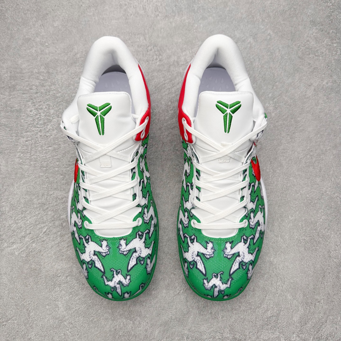 图片[2]-NK Zoom Kobe 8 Protro 科比八代实战篮球鞋 马年定制CYN配色 Eric Avar 这一次在设计中将轻盈发挥到了极致 鞋面采用了更加轻盈、更加强韧的创新的Flywire 2.0技术 球鞋重量更加轻质 重量仅为10.6盎司 内靴设计也使得穿着更加舒适 中底的配置则依日是可靠的zoom气垫和碳板的搭配 外底有个小细节令人十分喜欢 将纹路做成了心电图状 寓意科比对于篮球的喜爱 尺码：40 40.5 41 42 42.5 43 44 44.5 45 46-选品中心