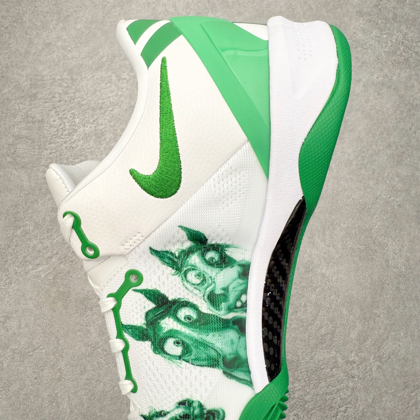 图片[7]-NK Zoom Kobe 8 Protro 科比八代实战篮球鞋 马年定制CYN配色 Eric Avar 这一次在设计中将轻盈发挥到了极致 鞋面采用了更加轻盈、更加强韧的创新的Flywire 2.0技术 球鞋重量更加轻质 重量仅为10.6盎司 内靴设计也使得穿着更加舒适 中底的配置则依日是可靠的zoom气垫和碳板的搭配 外底有个小细节令人十分喜欢 将纹路做成了心电图状 寓意科比对于篮球的喜爱 尺码：40 40.5 41 42 42.5 43 44 44.5 45 46-选品中心