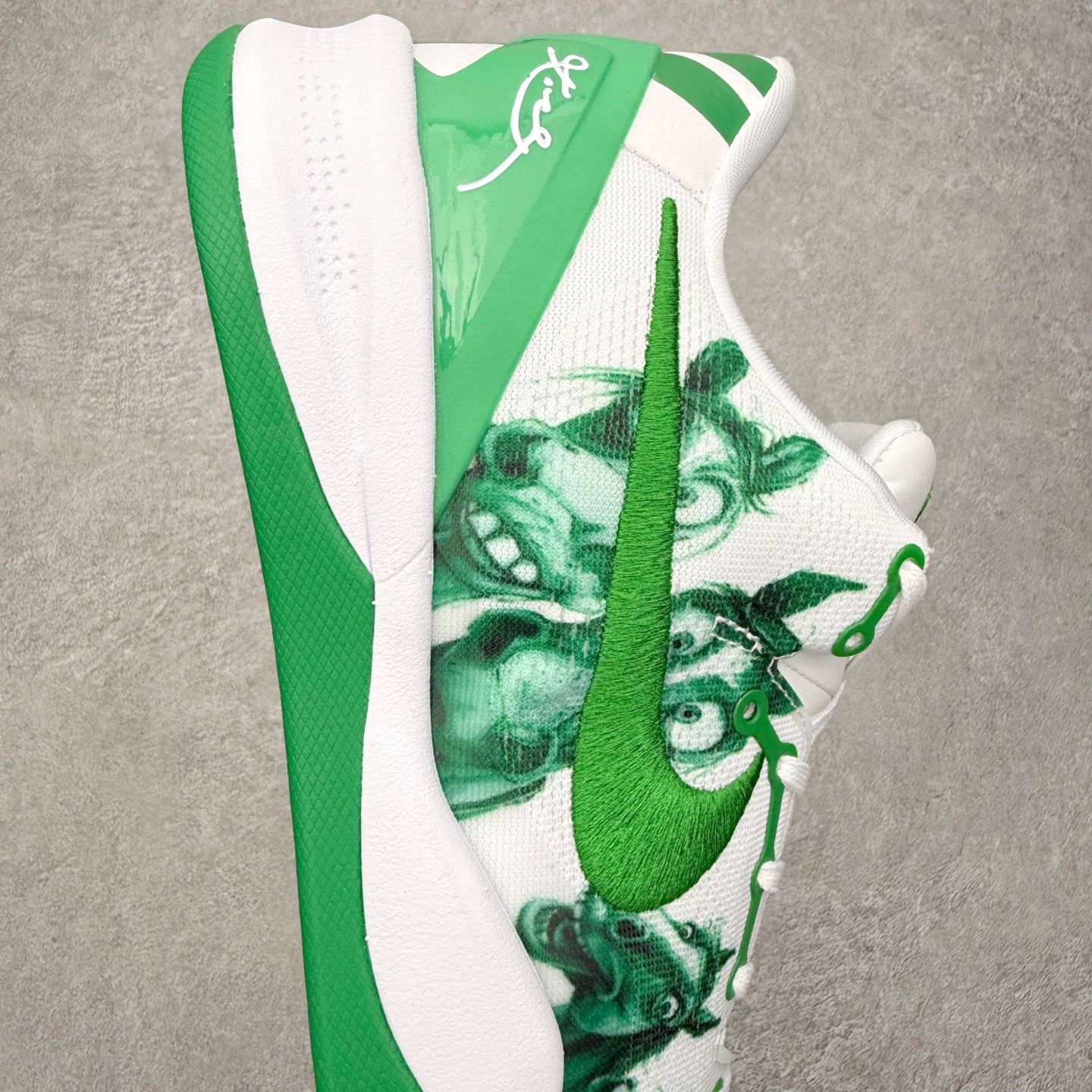 图片[6]-NK Zoom Kobe 8 Protro 科比八代实战篮球鞋 马年定制CYN配色 Eric Avar 这一次在设计中将轻盈发挥到了极致 鞋面采用了更加轻盈、更加强韧的创新的Flywire 2.0技术 球鞋重量更加轻质 重量仅为10.6盎司 内靴设计也使得穿着更加舒适 中底的配置则依日是可靠的zoom气垫和碳板的搭配 外底有个小细节令人十分喜欢 将纹路做成了心电图状 寓意科比对于篮球的喜爱 尺码：40 40.5 41 42 42.5 43 44 44.5 45 46-选品中心