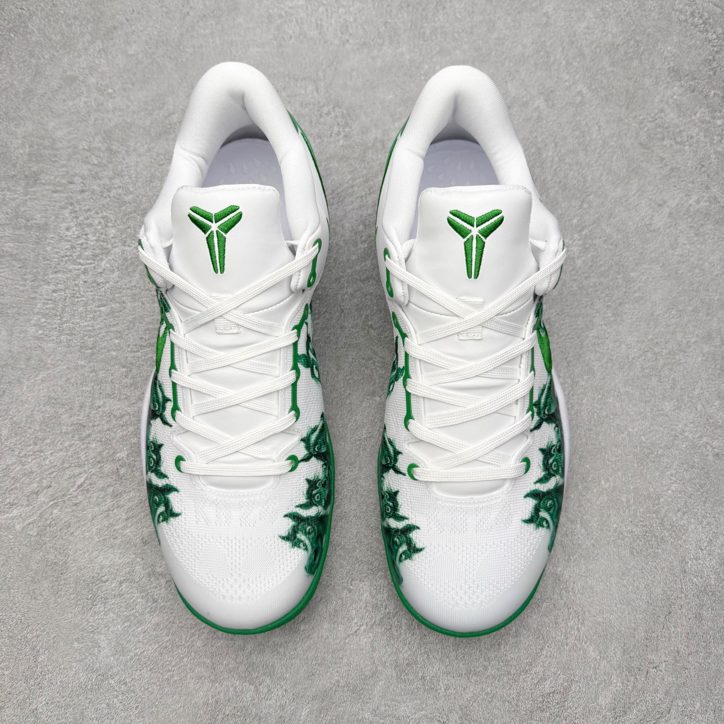 图片[2]-NK Zoom Kobe 8 Protro 科比八代实战篮球鞋 马年定制CYN配色 Eric Avar 这一次在设计中将轻盈发挥到了极致 鞋面采用了更加轻盈、更加强韧的创新的Flywire 2.0技术 球鞋重量更加轻质 重量仅为10.6盎司 内靴设计也使得穿着更加舒适 中底的配置则依日是可靠的zoom气垫和碳板的搭配 外底有个小细节令人十分喜欢 将纹路做成了心电图状 寓意科比对于篮球的喜爱 尺码：40 40.5 41 42 42.5 43 44 44.5 45 46-选品中心