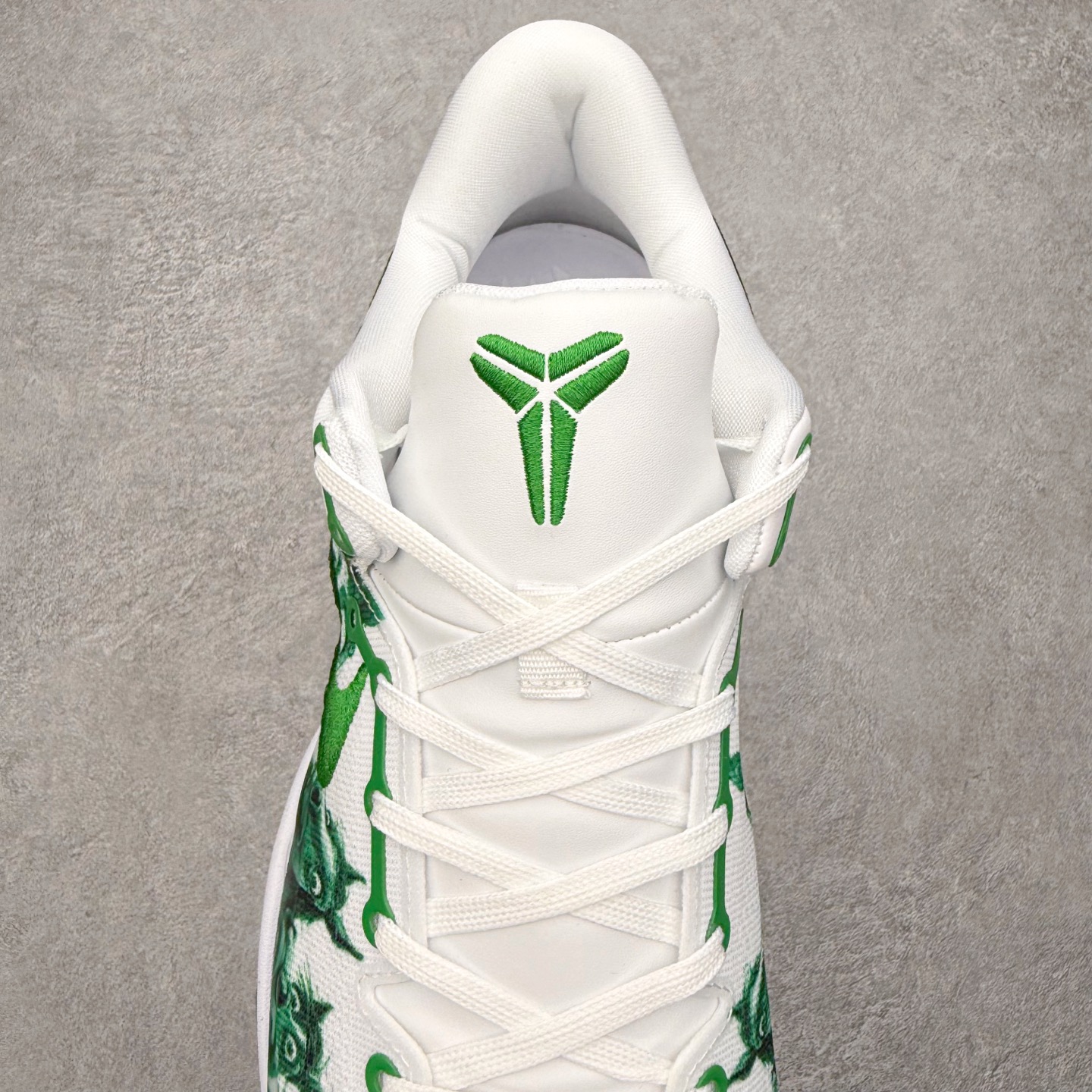 图片[5]-NK Zoom Kobe 8 Protro 科比八代实战篮球鞋 马年定制CYN配色 Eric Avar 这一次在设计中将轻盈发挥到了极致 鞋面采用了更加轻盈、更加强韧的创新的Flywire 2.0技术 球鞋重量更加轻质 重量仅为10.6盎司 内靴设计也使得穿着更加舒适 中底的配置则依日是可靠的zoom气垫和碳板的搭配 外底有个小细节令人十分喜欢 将纹路做成了心电图状 寓意科比对于篮球的喜爱 尺码：40 40.5 41 42 42.5 43 44 44.5 45 46-选品中心