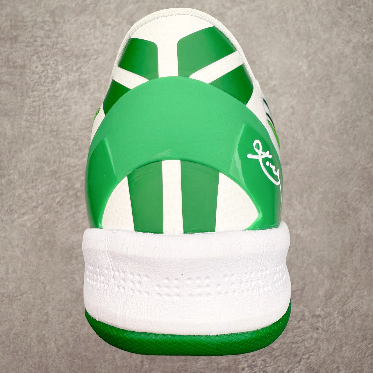 图片[8]-NK Zoom Kobe 8 Protro 科比八代实战篮球鞋 马年定制CYN配色 Eric Avar 这一次在设计中将轻盈发挥到了极致 鞋面采用了更加轻盈、更加强韧的创新的Flywire 2.0技术 球鞋重量更加轻质 重量仅为10.6盎司 内靴设计也使得穿着更加舒适 中底的配置则依日是可靠的zoom气垫和碳板的搭配 外底有个小细节令人十分喜欢 将纹路做成了心电图状 寓意科比对于篮球的喜爱 尺码：40 40.5 41 42 42.5 43 44 44.5 45 46-选品中心