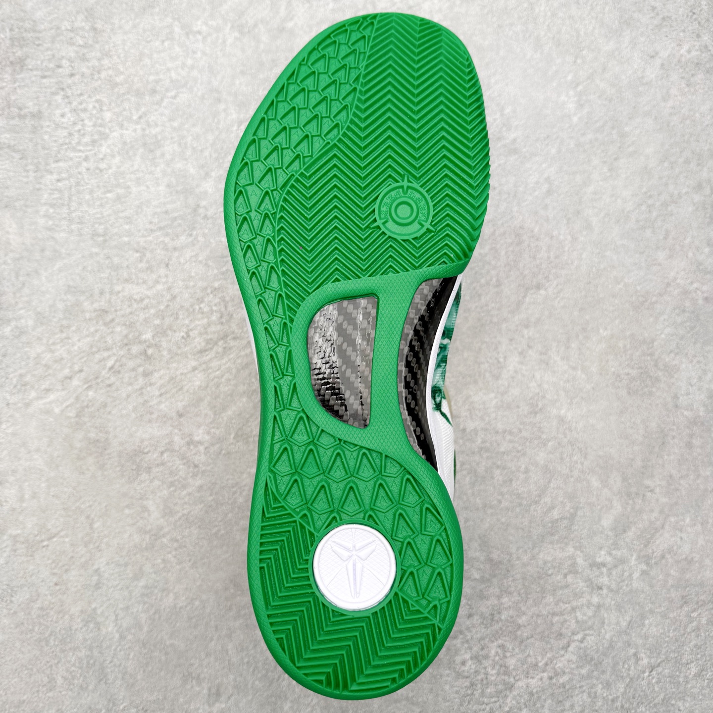 图片[9]-NK Zoom Kobe 8 Protro 科比八代实战篮球鞋 马年定制CYN配色 Eric Avar 这一次在设计中将轻盈发挥到了极致 鞋面采用了更加轻盈、更加强韧的创新的Flywire 2.0技术 球鞋重量更加轻质 重量仅为10.6盎司 内靴设计也使得穿着更加舒适 中底的配置则依日是可靠的zoom气垫和碳板的搭配 外底有个小细节令人十分喜欢 将纹路做成了心电图状 寓意科比对于篮球的喜爱 尺码：40 40.5 41 42 42.5 43 44 44.5 45 46-选品中心