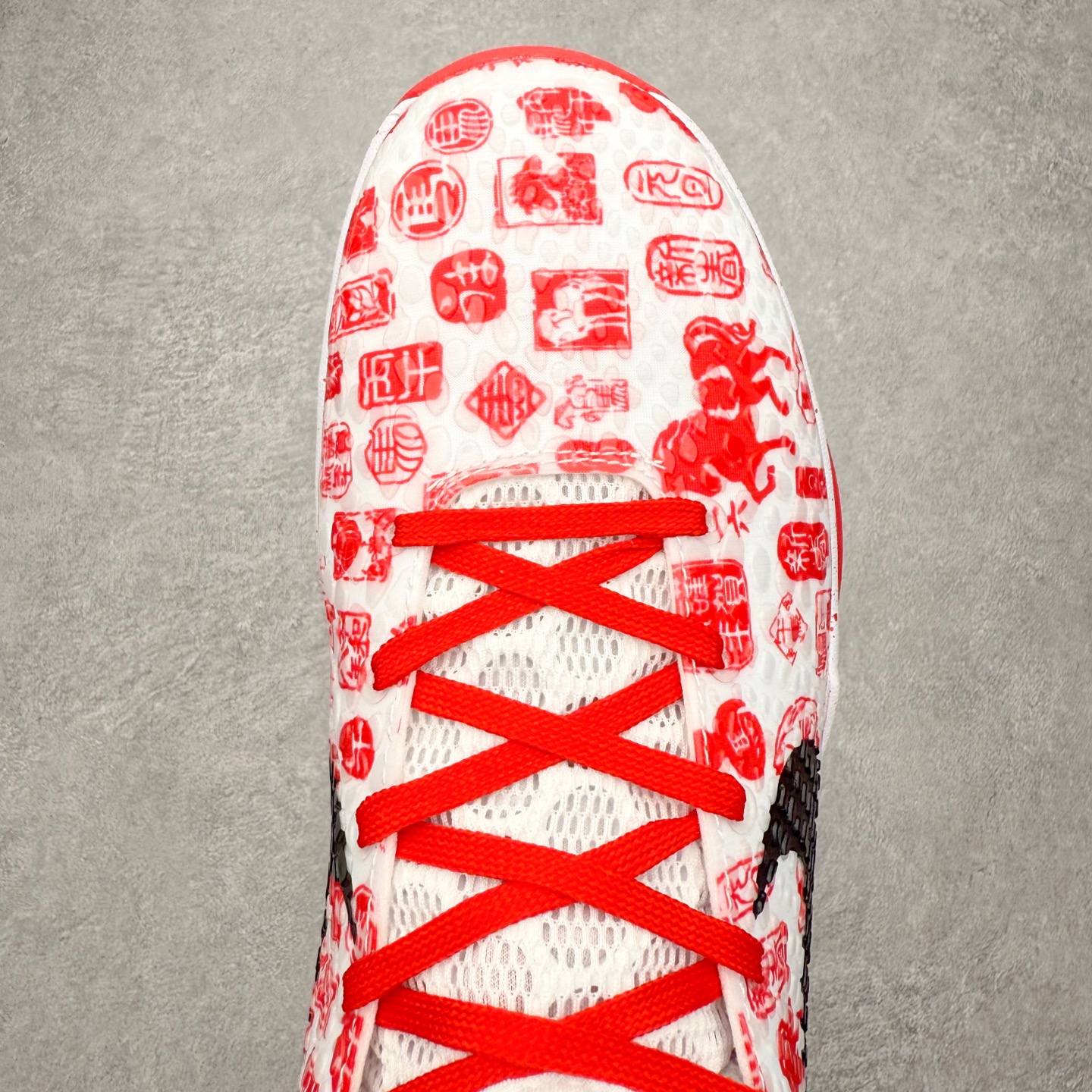 图片[4]-NK Zoom Kobe 6 Protro 科比六代实战篮球鞋 马年定制CYN配色 Eric Avar 这一次在设计中将轻盈发挥到了极致 鞋面采用了更加轻盈、更加强韧的创新的Flywire 2.0技术 球鞋重量更加轻质 重量仅为10.6盎司 内靴设计也使得穿着更加舒适 中底的配置则依日是可靠的zoom气垫和碳板的搭配 外底有个小细节令人十分喜欢 将纹路做成了心电图状 寓意科比对于篮球的喜爱 尺码：40 40.5 41 42 42.5 43 44 44.5 45 46-选品中心