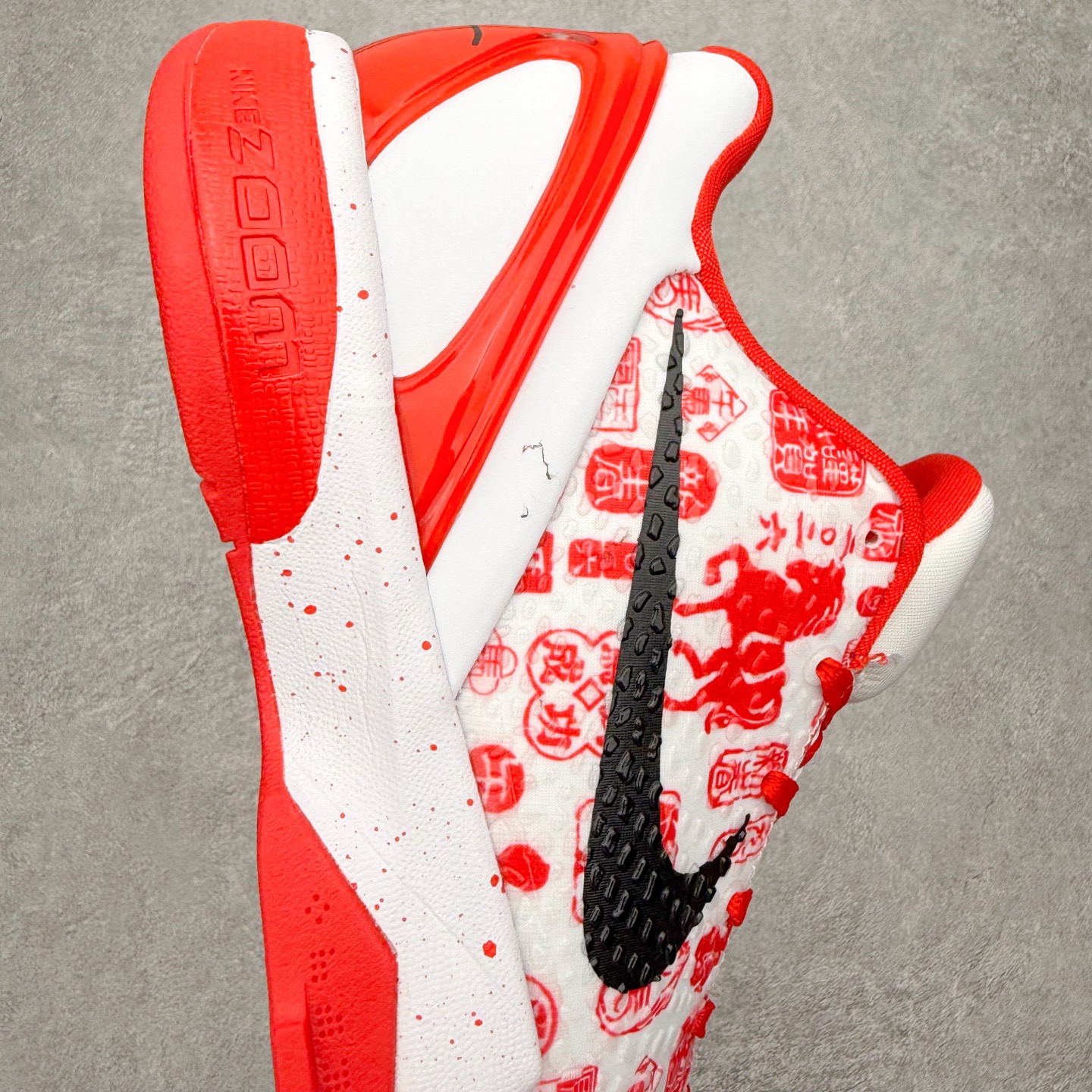 图片[6]-NK Zoom Kobe 6 Protro 科比六代实战篮球鞋 马年定制CYN配色 Eric Avar 这一次在设计中将轻盈发挥到了极致 鞋面采用了更加轻盈、更加强韧的创新的Flywire 2.0技术 球鞋重量更加轻质 重量仅为10.6盎司 内靴设计也使得穿着更加舒适 中底的配置则依日是可靠的zoom气垫和碳板的搭配 外底有个小细节令人十分喜欢 将纹路做成了心电图状 寓意科比对于篮球的喜爱 尺码：40 40.5 41 42 42.5 43 44 44.5 45 46-选品中心