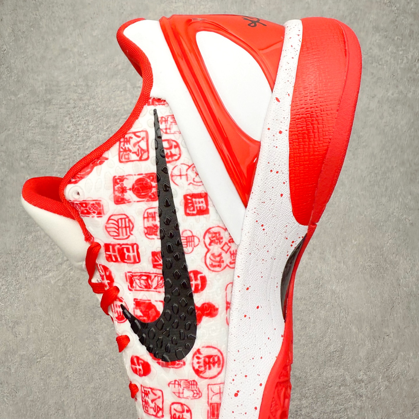 图片[7]-NK Zoom Kobe 6 Protro 科比六代实战篮球鞋 马年定制CYN配色 Eric Avar 这一次在设计中将轻盈发挥到了极致 鞋面采用了更加轻盈、更加强韧的创新的Flywire 2.0技术 球鞋重量更加轻质 重量仅为10.6盎司 内靴设计也使得穿着更加舒适 中底的配置则依日是可靠的zoom气垫和碳板的搭配 外底有个小细节令人十分喜欢 将纹路做成了心电图状 寓意科比对于篮球的喜爱 尺码：40 40.5 41 42 42.5 43 44 44.5 45 46-选品中心