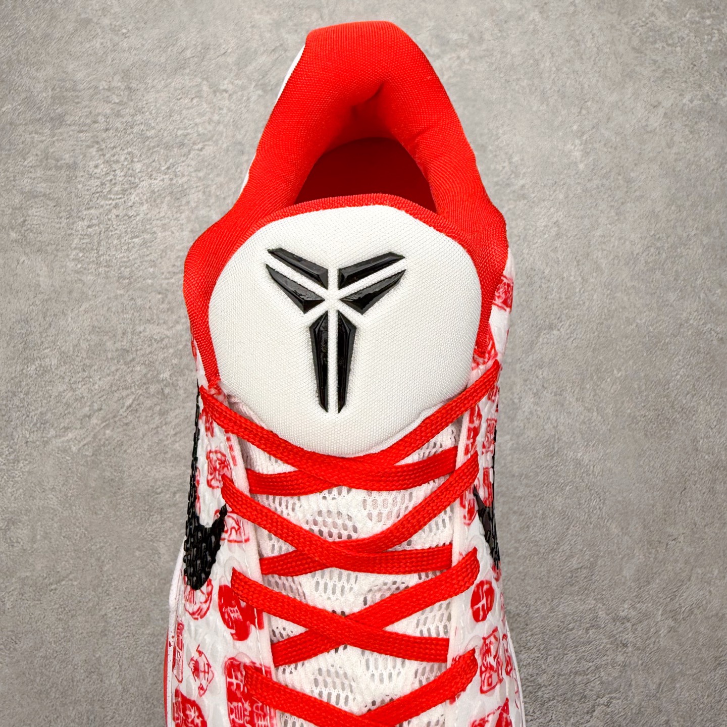 图片[5]-NK Zoom Kobe 6 Protro 科比六代实战篮球鞋 马年定制CYN配色 Eric Avar 这一次在设计中将轻盈发挥到了极致 鞋面采用了更加轻盈、更加强韧的创新的Flywire 2.0技术 球鞋重量更加轻质 重量仅为10.6盎司 内靴设计也使得穿着更加舒适 中底的配置则依日是可靠的zoom气垫和碳板的搭配 外底有个小细节令人十分喜欢 将纹路做成了心电图状 寓意科比对于篮球的喜爱 尺码：40 40.5 41 42 42.5 43 44 44.5 45 46-选品中心