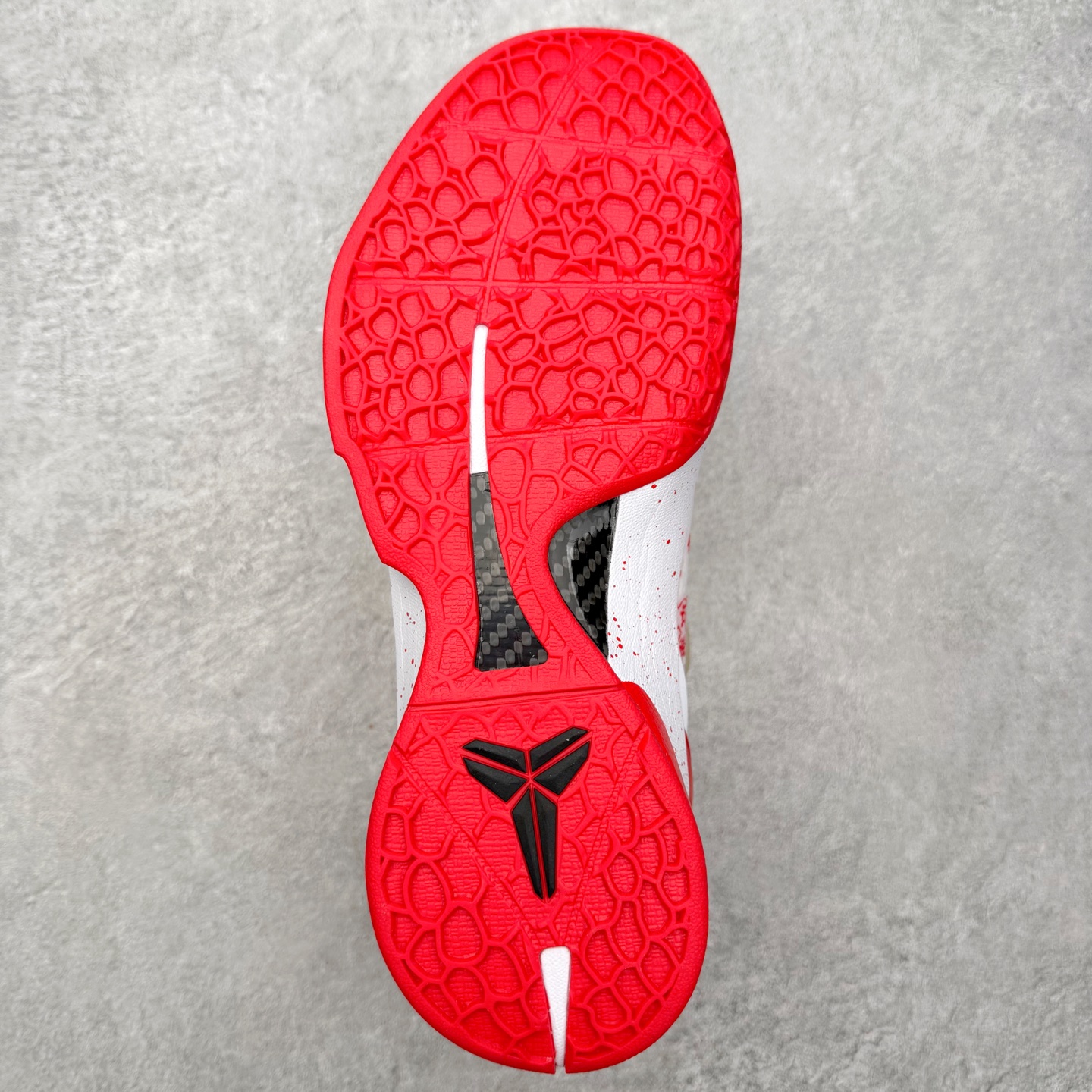 图片[9]-NK Zoom Kobe 6 Protro 科比六代实战篮球鞋 马年定制CYN配色 Eric Avar 这一次在设计中将轻盈发挥到了极致 鞋面采用了更加轻盈、更加强韧的创新的Flywire 2.0技术 球鞋重量更加轻质 重量仅为10.6盎司 内靴设计也使得穿着更加舒适 中底的配置则依日是可靠的zoom气垫和碳板的搭配 外底有个小细节令人十分喜欢 将纹路做成了心电图状 寓意科比对于篮球的喜爱 尺码：40 40.5 41 42 42.5 43 44 44.5 45 46-选品中心