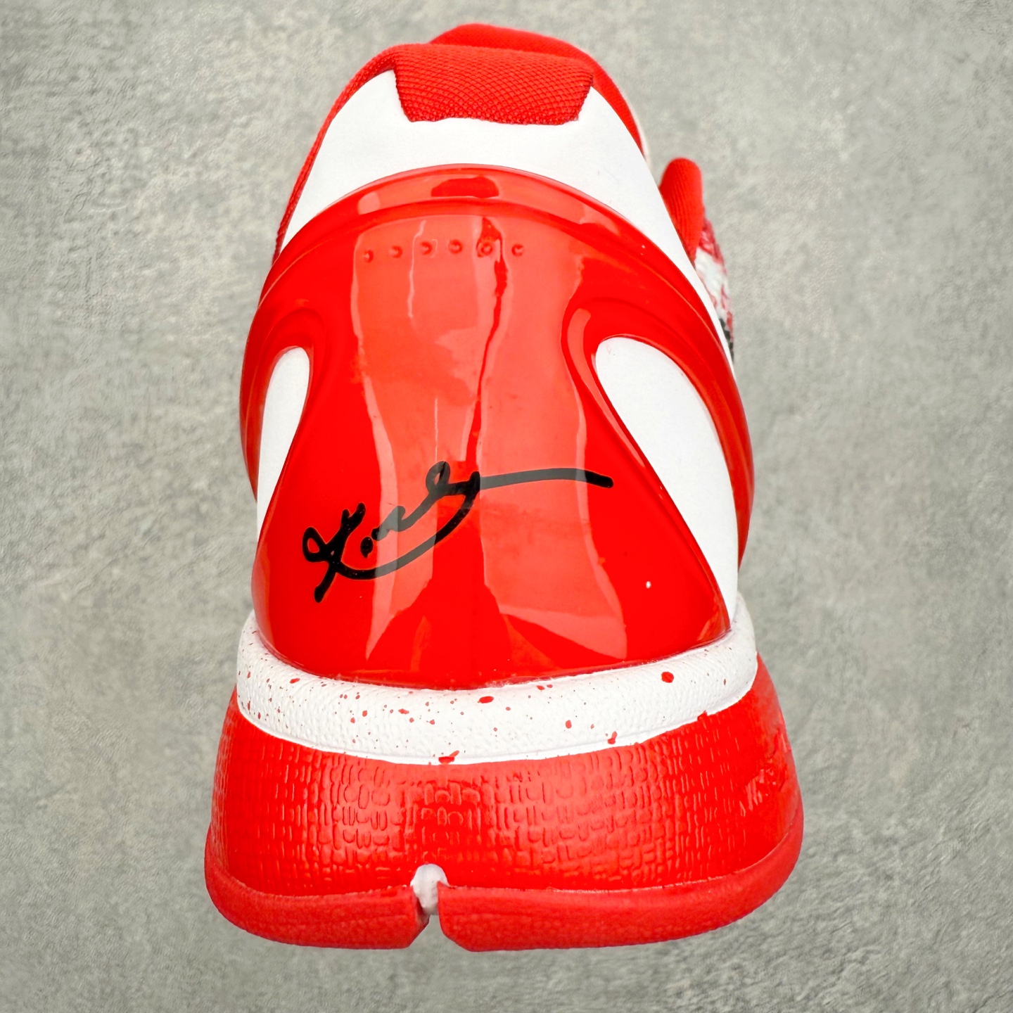 图片[8]-NK Zoom Kobe 6 Protro 科比六代实战篮球鞋 马年定制CYN配色 Eric Avar 这一次在设计中将轻盈发挥到了极致 鞋面采用了更加轻盈、更加强韧的创新的Flywire 2.0技术 球鞋重量更加轻质 重量仅为10.6盎司 内靴设计也使得穿着更加舒适 中底的配置则依日是可靠的zoom气垫和碳板的搭配 外底有个小细节令人十分喜欢 将纹路做成了心电图状 寓意科比对于篮球的喜爱 尺码：40 40.5 41 42 42.5 43 44 44.5 45 46-选品中心