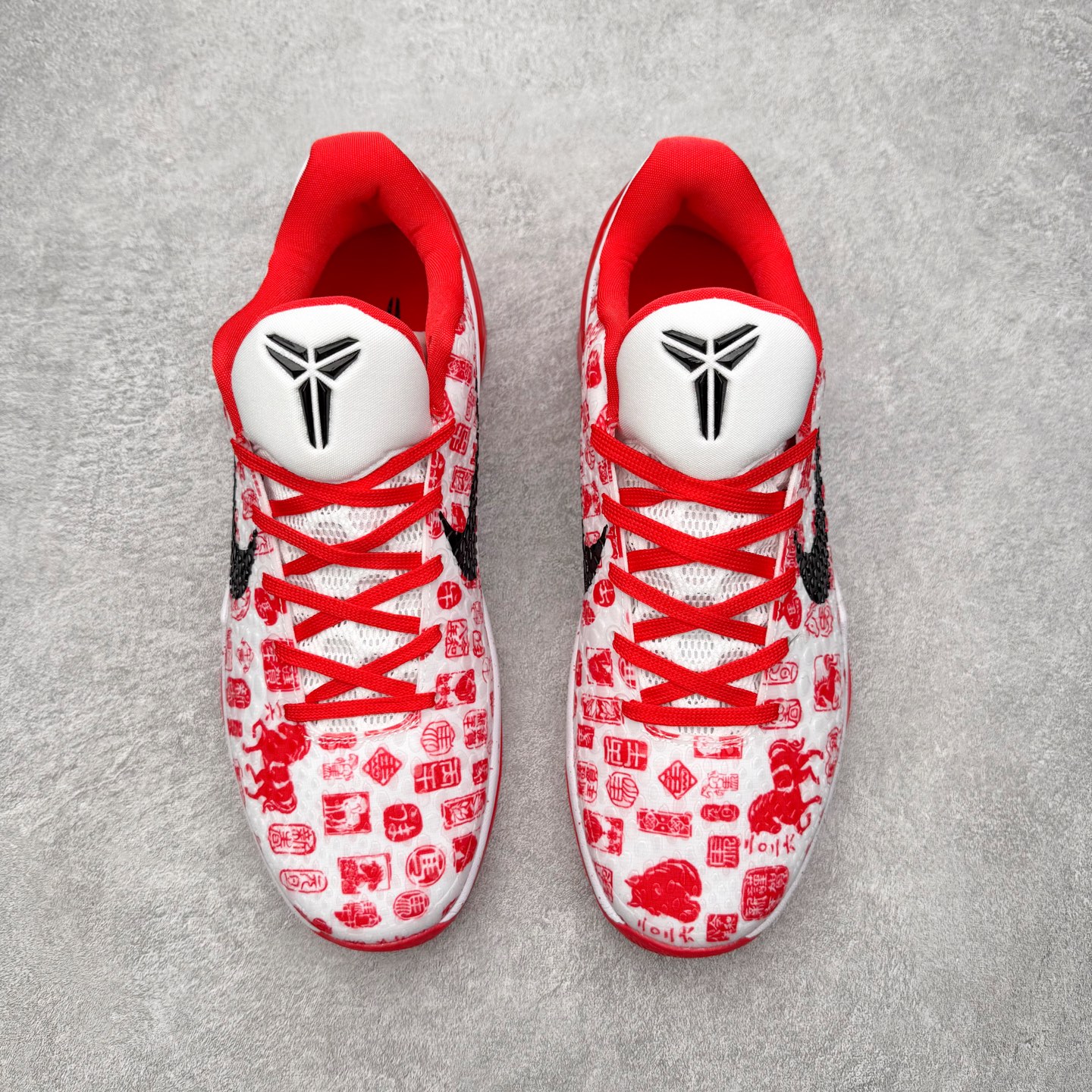 图片[2]-NK Zoom Kobe 6 Protro 科比六代实战篮球鞋 马年定制CYN配色 Eric Avar 这一次在设计中将轻盈发挥到了极致 鞋面采用了更加轻盈、更加强韧的创新的Flywire 2.0技术 球鞋重量更加轻质 重量仅为10.6盎司 内靴设计也使得穿着更加舒适 中底的配置则依日是可靠的zoom气垫和碳板的搭配 外底有个小细节令人十分喜欢 将纹路做成了心电图状 寓意科比对于篮球的喜爱 尺码：40 40.5 41 42 42.5 43 44 44.5 45 46-选品中心