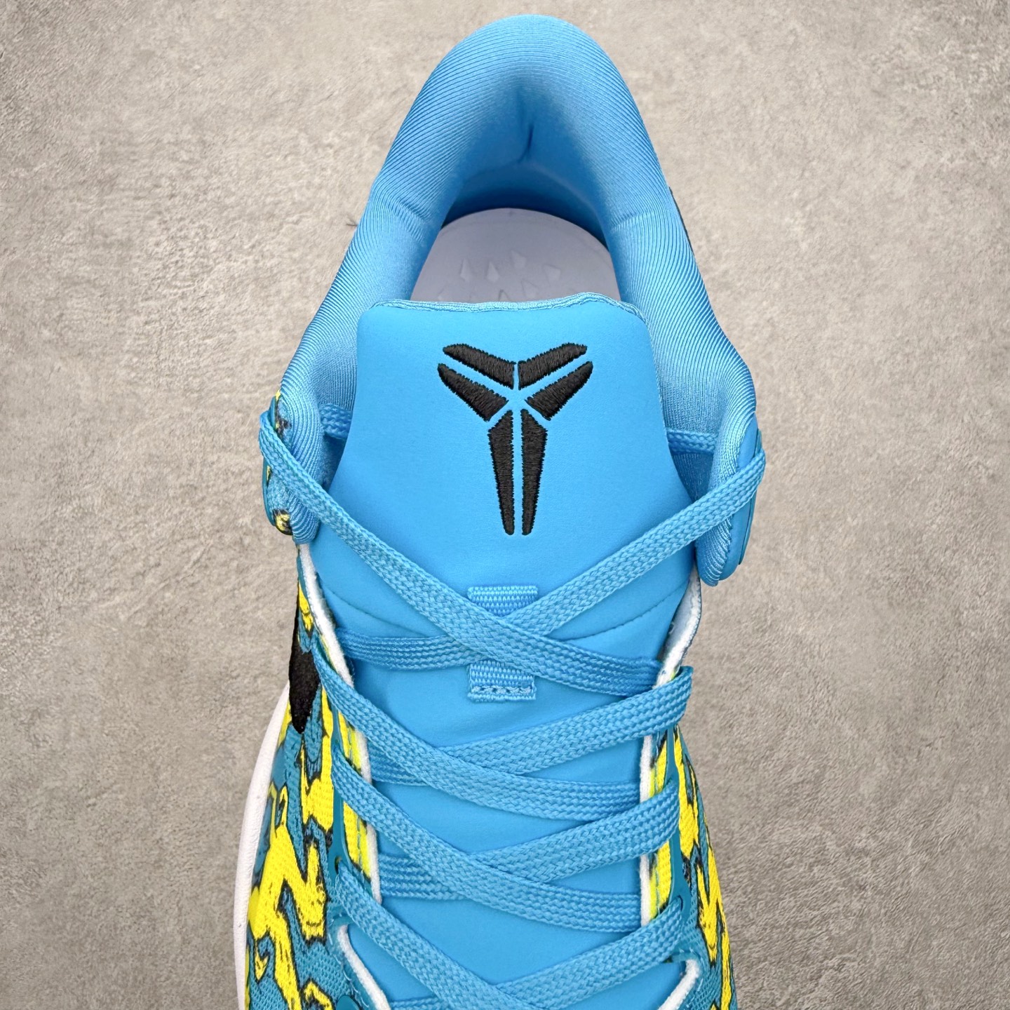 图片[5]-NK Zoom Kobe 8 Protro 科比八代实战篮球鞋 马年定制CYN配色 Eric Avar 这一次在设计中将轻盈发挥到了极致 鞋面采用了更加轻盈、更加强韧的创新的Flywire 2.0技术 球鞋重量更加轻质 重量仅为10.6盎司 内靴设计也使得穿着更加舒适 中底的配置则依日是可靠的zoom气垫和碳板的搭配 外底有个小细节令人十分喜欢 将纹路做成了心电图状 寓意科比对于篮球的喜爱 尺码：40 40.5 41 42 42.5 43 44 44.5 45 46-选品中心