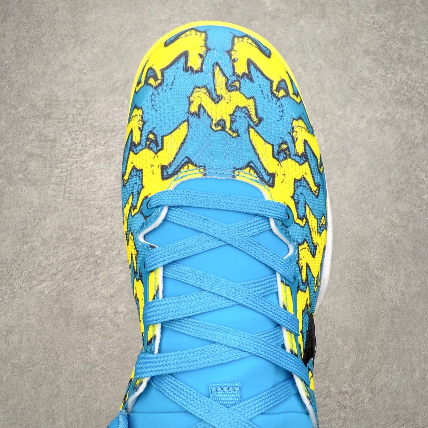 图片[4]-NK Zoom Kobe 8 Protro 科比八代实战篮球鞋 马年定制CYN配色 Eric Avar 这一次在设计中将轻盈发挥到了极致 鞋面采用了更加轻盈、更加强韧的创新的Flywire 2.0技术 球鞋重量更加轻质 重量仅为10.6盎司 内靴设计也使得穿着更加舒适 中底的配置则依日是可靠的zoom气垫和碳板的搭配 外底有个小细节令人十分喜欢 将纹路做成了心电图状 寓意科比对于篮球的喜爱 尺码：40 40.5 41 42 42.5 43 44 44.5 45 46-选品中心