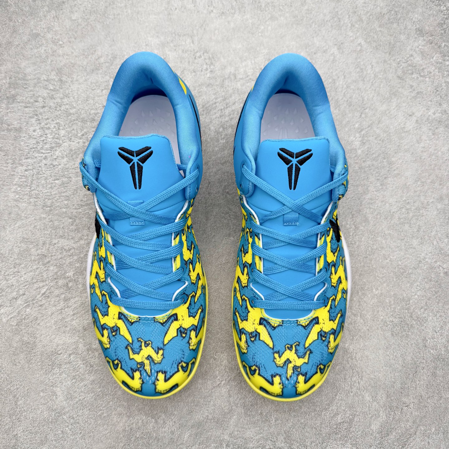 图片[2]-NK Zoom Kobe 8 Protro 科比八代实战篮球鞋 马年定制CYN配色 Eric Avar 这一次在设计中将轻盈发挥到了极致 鞋面采用了更加轻盈、更加强韧的创新的Flywire 2.0技术 球鞋重量更加轻质 重量仅为10.6盎司 内靴设计也使得穿着更加舒适 中底的配置则依日是可靠的zoom气垫和碳板的搭配 外底有个小细节令人十分喜欢 将纹路做成了心电图状 寓意科比对于篮球的喜爱 尺码：40 40.5 41 42 42.5 43 44 44.5 45 46-选品中心