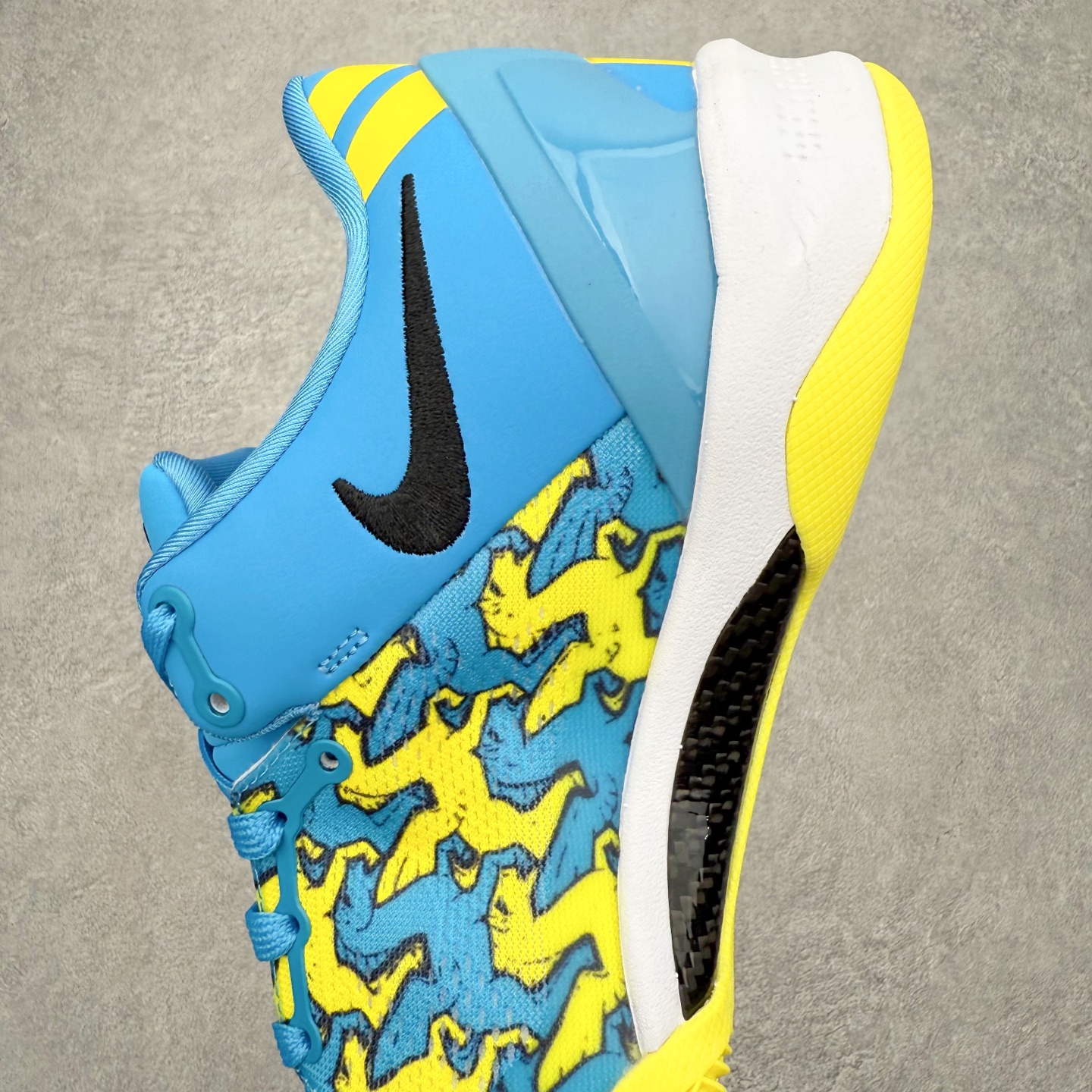 图片[7]-NK Zoom Kobe 8 Protro 科比八代实战篮球鞋 马年定制CYN配色 Eric Avar 这一次在设计中将轻盈发挥到了极致 鞋面采用了更加轻盈、更加强韧的创新的Flywire 2.0技术 球鞋重量更加轻质 重量仅为10.6盎司 内靴设计也使得穿着更加舒适 中底的配置则依日是可靠的zoom气垫和碳板的搭配 外底有个小细节令人十分喜欢 将纹路做成了心电图状 寓意科比对于篮球的喜爱 尺码：40 40.5 41 42 42.5 43 44 44.5 45 46-选品中心