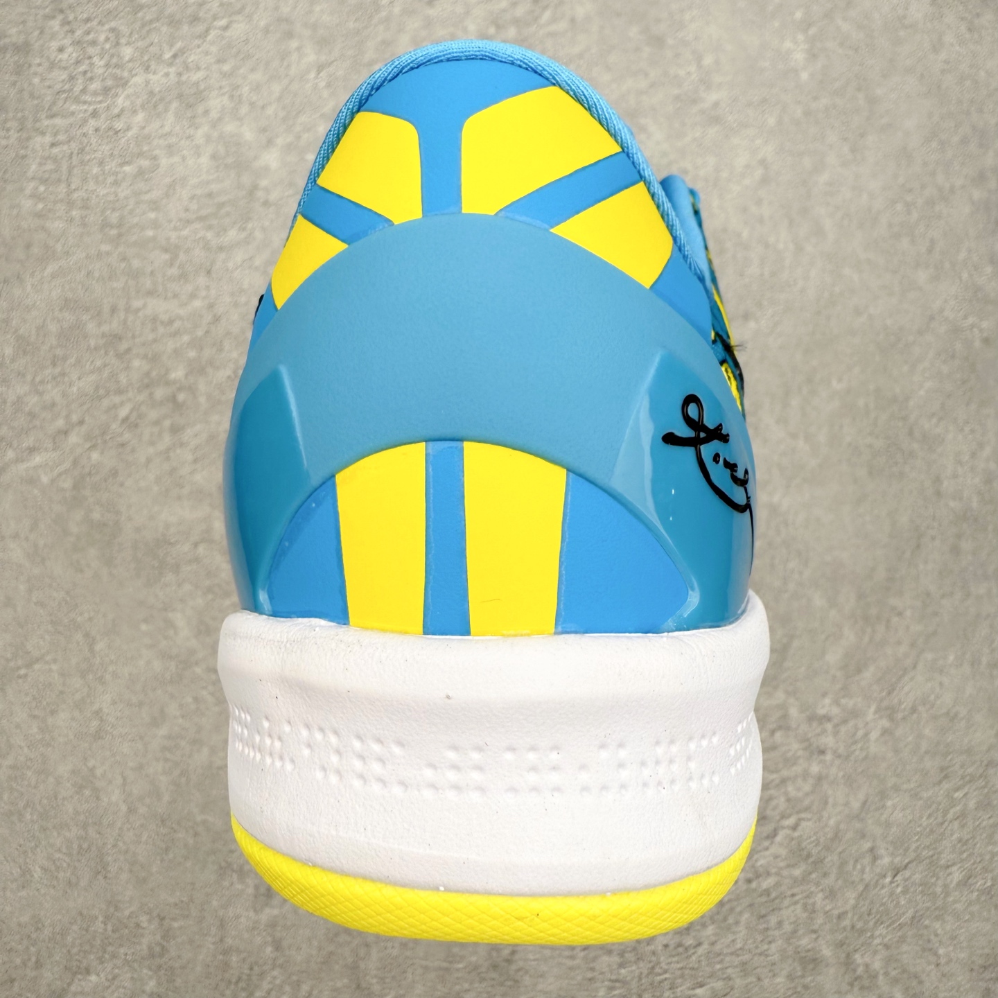 图片[8]-NK Zoom Kobe 8 Protro 科比八代实战篮球鞋 马年定制CYN配色 Eric Avar 这一次在设计中将轻盈发挥到了极致 鞋面采用了更加轻盈、更加强韧的创新的Flywire 2.0技术 球鞋重量更加轻质 重量仅为10.6盎司 内靴设计也使得穿着更加舒适 中底的配置则依日是可靠的zoom气垫和碳板的搭配 外底有个小细节令人十分喜欢 将纹路做成了心电图状 寓意科比对于篮球的喜爱 尺码：40 40.5 41 42 42.5 43 44 44.5 45 46-选品中心