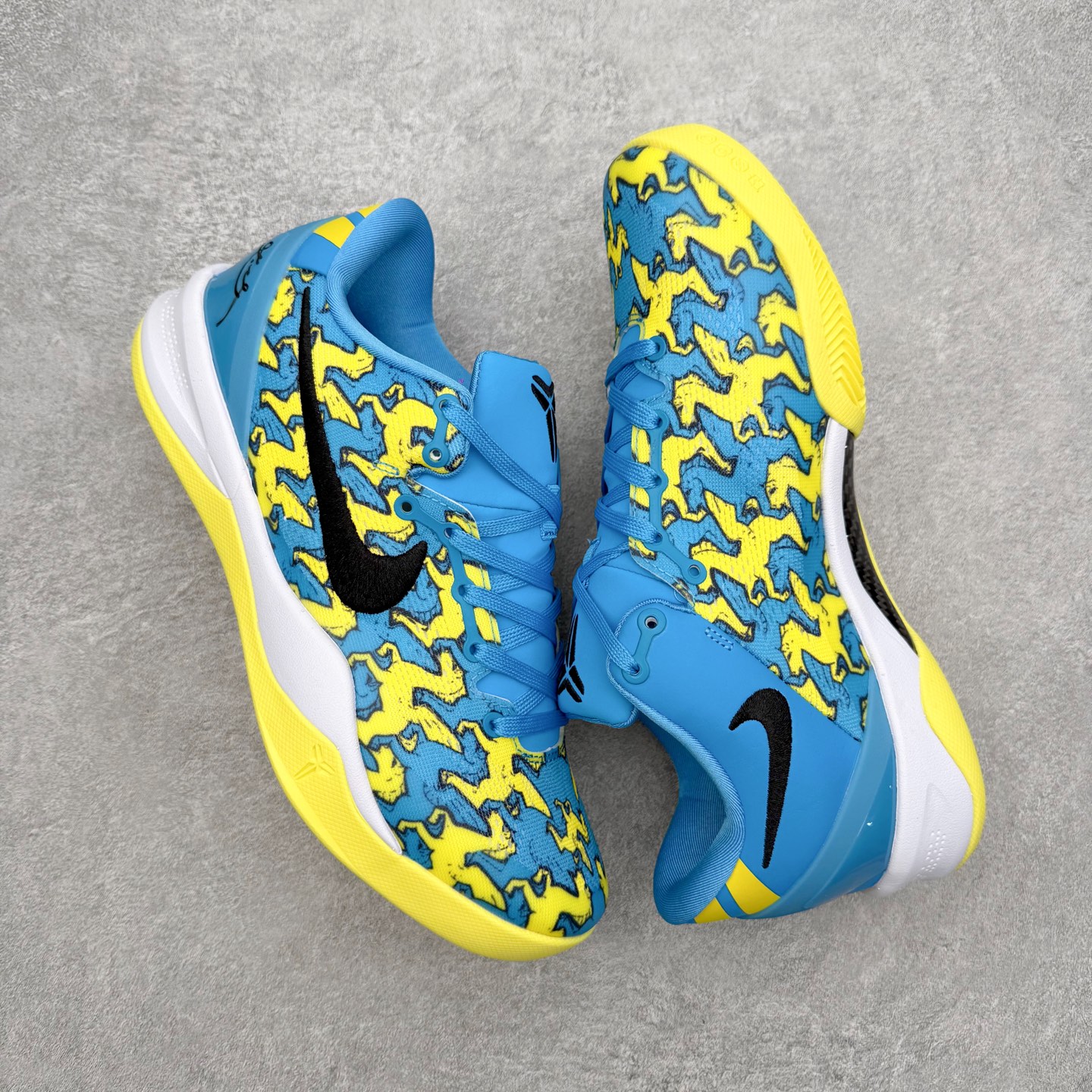 图片[3]-NK Zoom Kobe 8 Protro 科比八代实战篮球鞋 马年定制CYN配色 Eric Avar 这一次在设计中将轻盈发挥到了极致 鞋面采用了更加轻盈、更加强韧的创新的Flywire 2.0技术 球鞋重量更加轻质 重量仅为10.6盎司 内靴设计也使得穿着更加舒适 中底的配置则依日是可靠的zoom气垫和碳板的搭配 外底有个小细节令人十分喜欢 将纹路做成了心电图状 寓意科比对于篮球的喜爱 尺码：40 40.5 41 42 42.5 43 44 44.5 45 46-选品中心